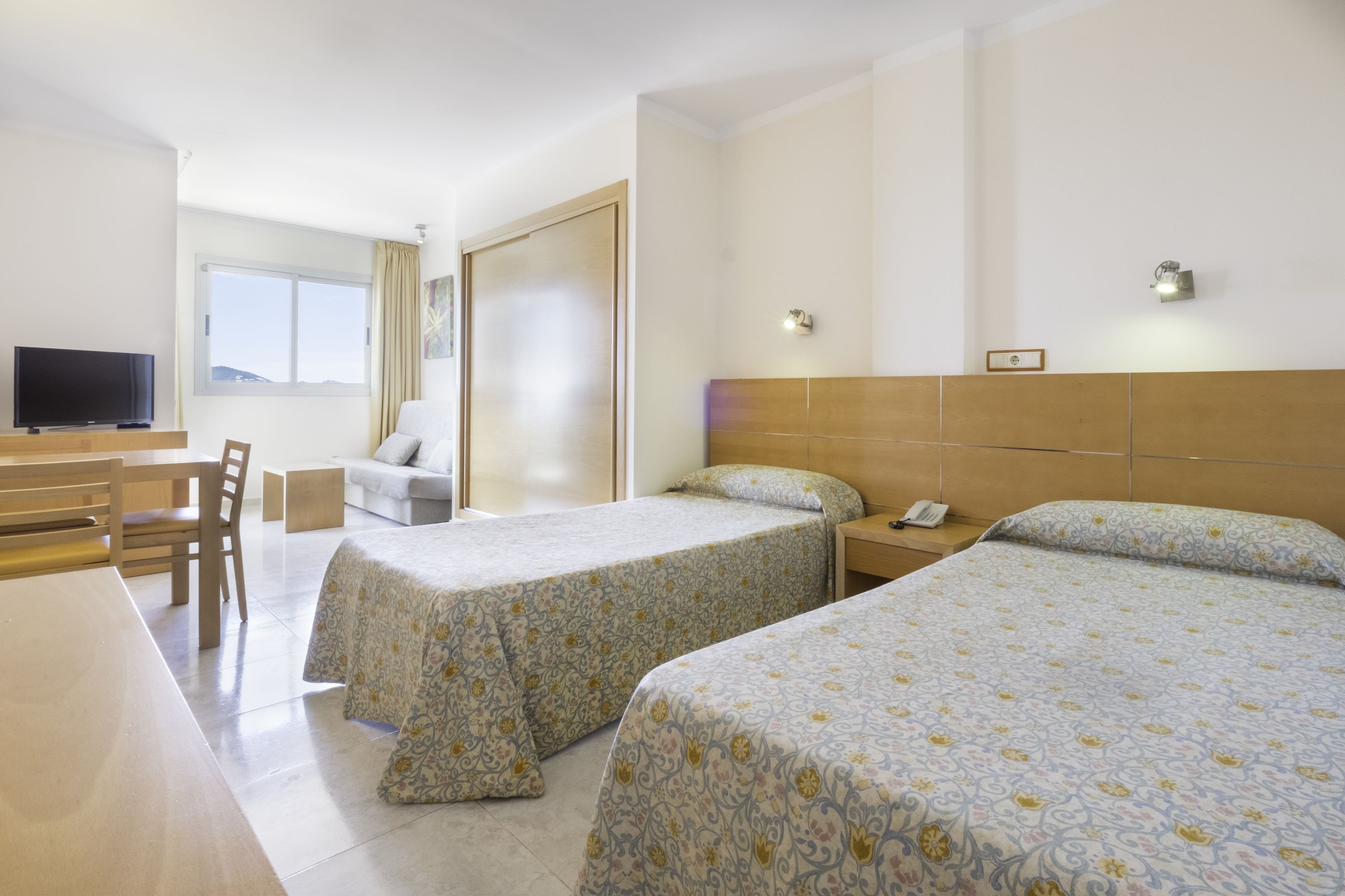 هتل Hotel Atlantic by LLUM Es Canar