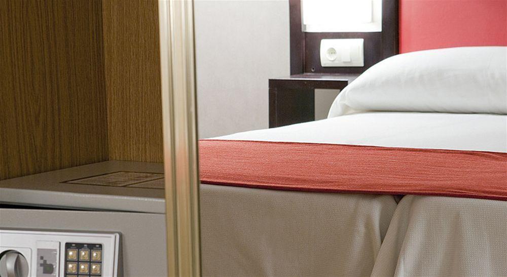 هتل Hostal Carlos III Getafe