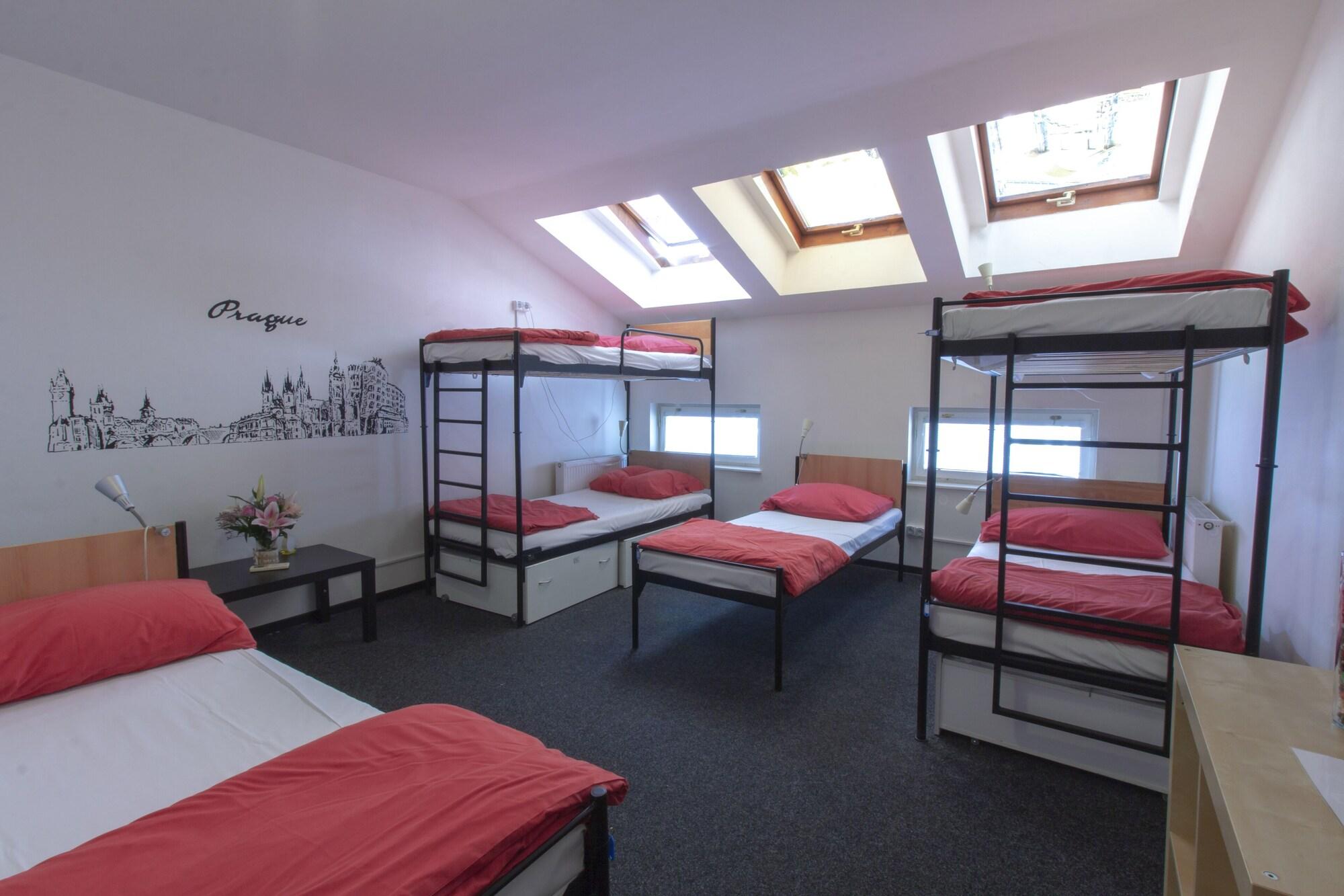هتل Hostel Miles پراگ
