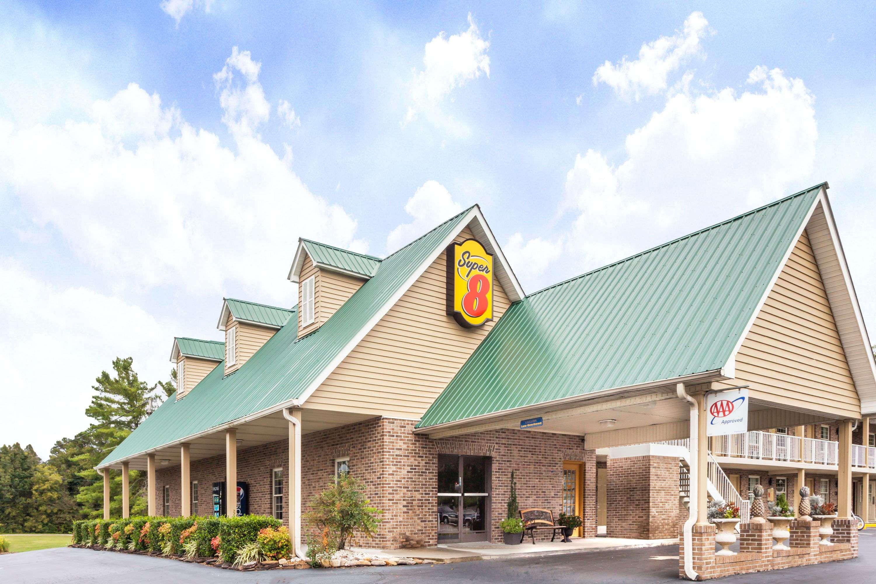 هتل Super 8 Kingston کینگ استون