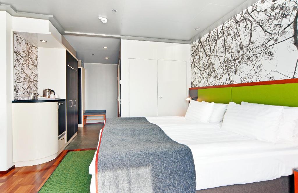 هتل Holiday Inn Helsinki City Centre هلسینکی
