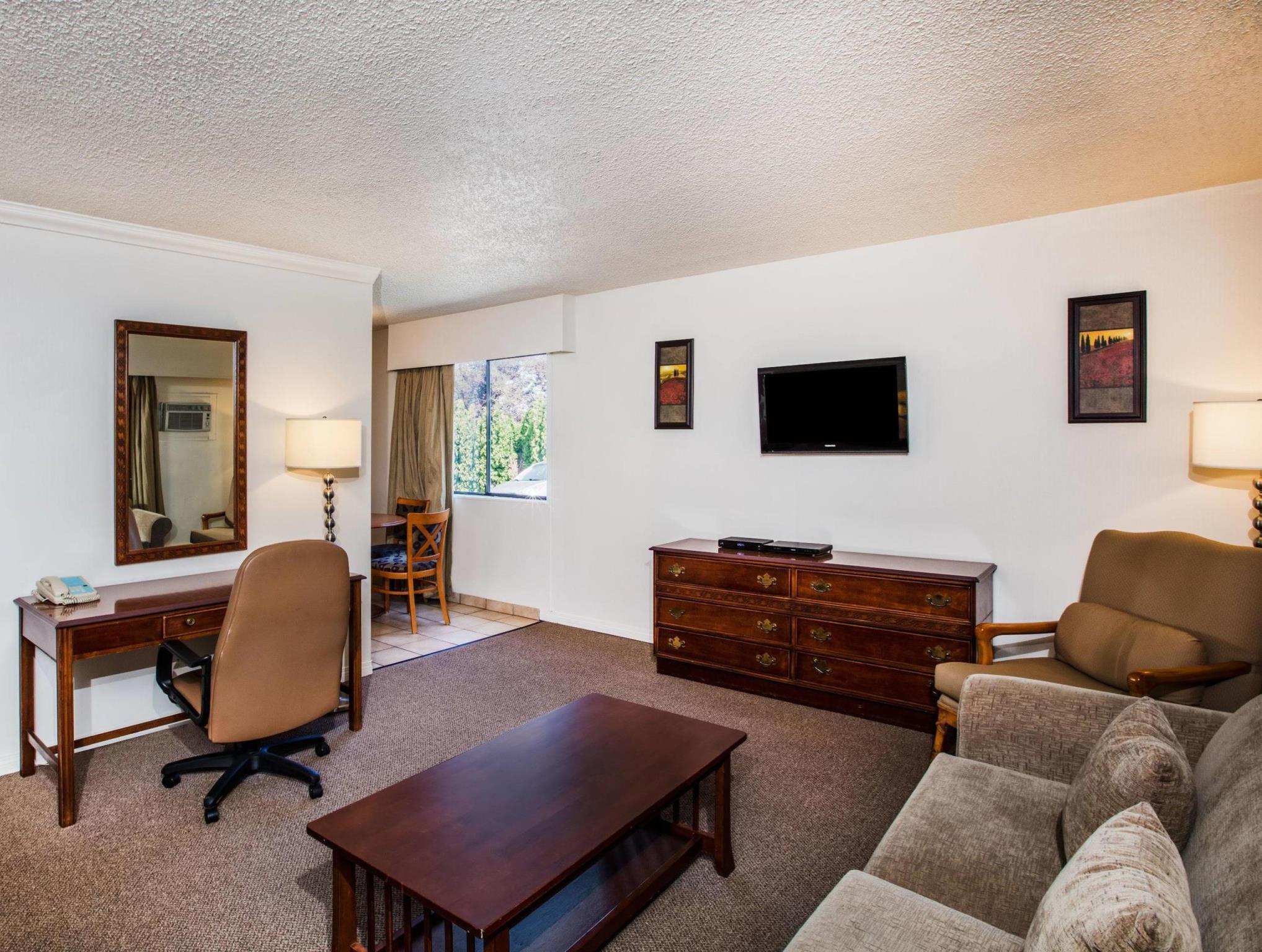 هتل Howard Johnson by Wyndham Victoria ویکتوریا