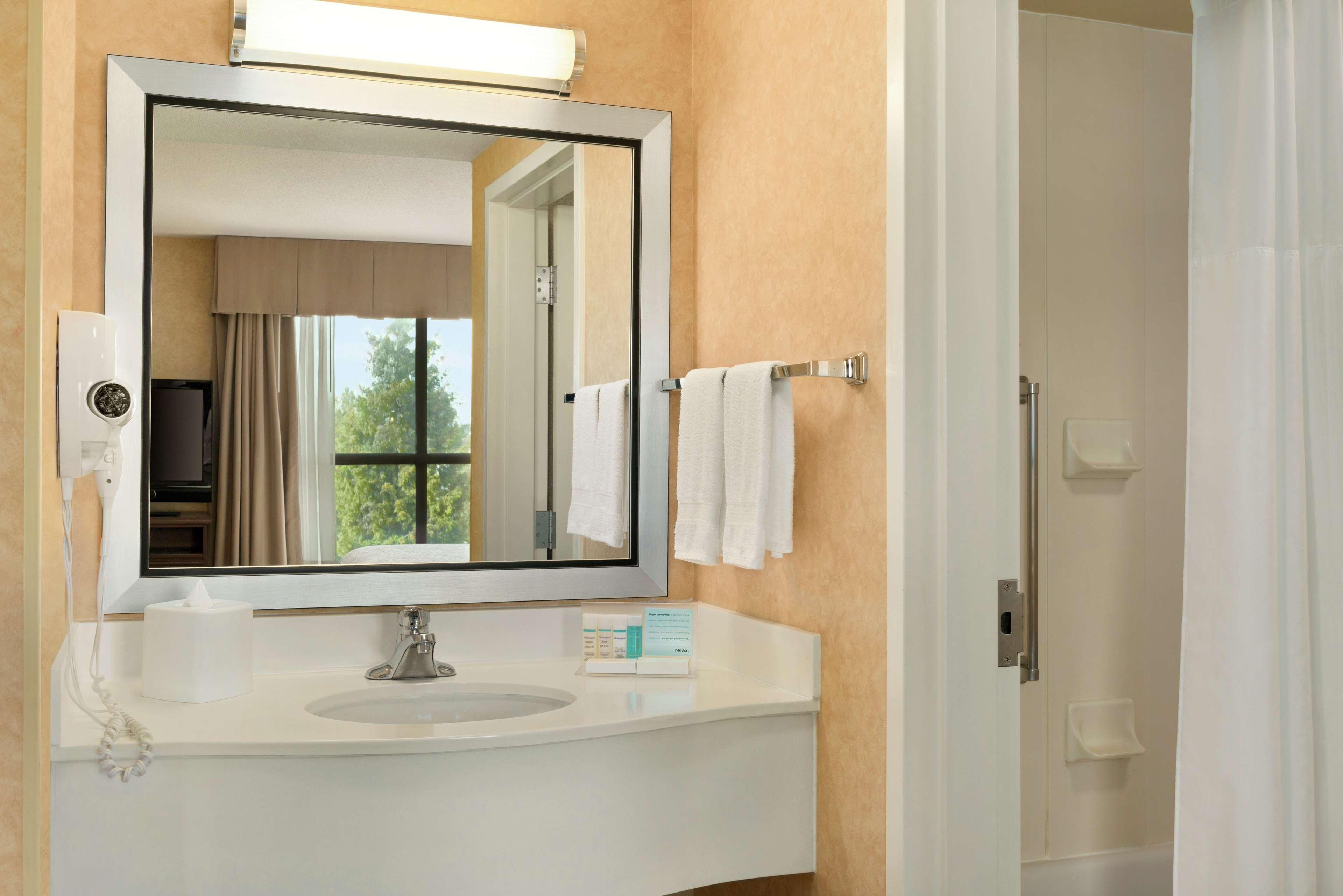 هتل Hampton Inn & Suites by Hilton Langley-Surrey Surrey