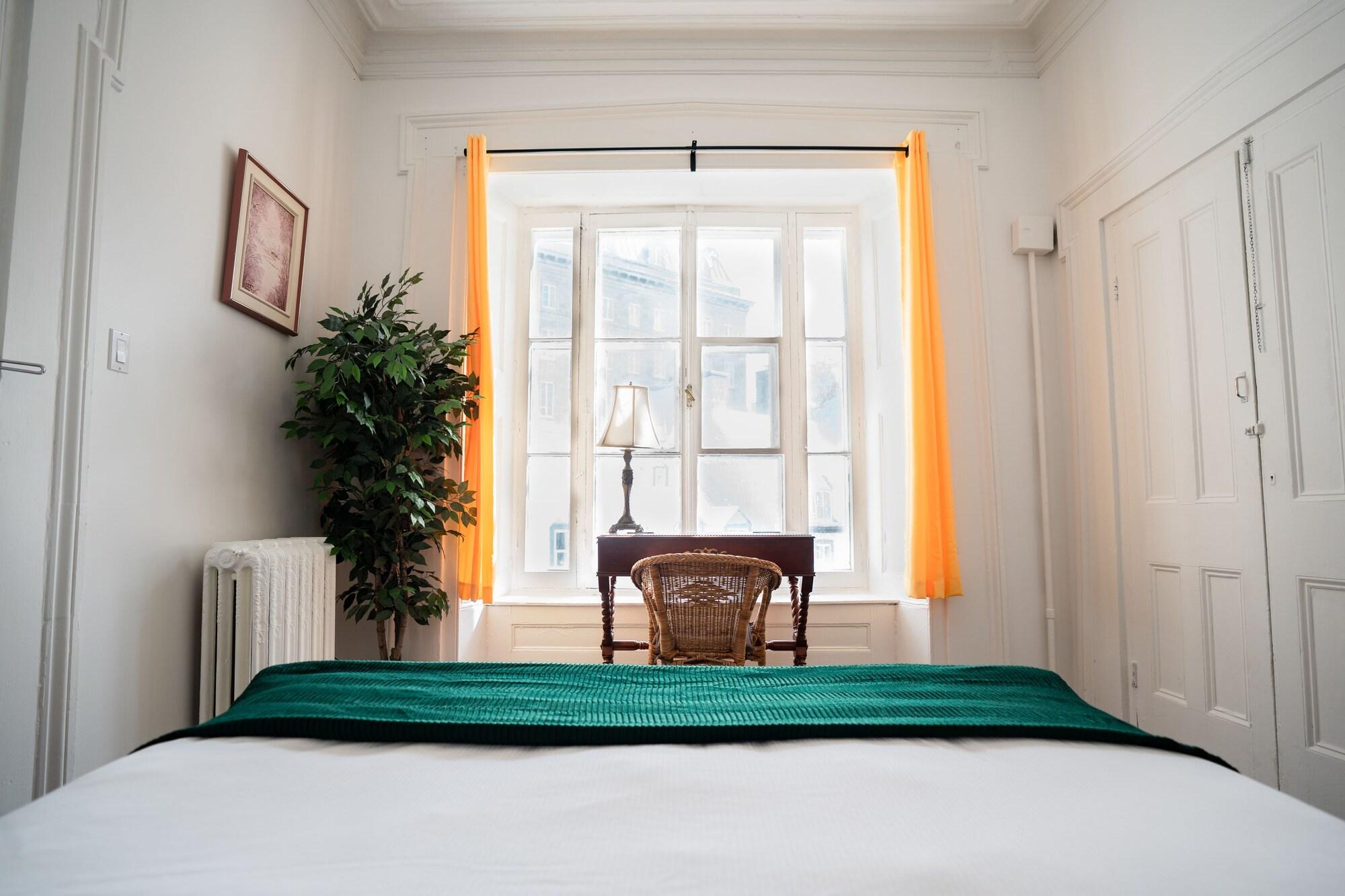 هتل Hotel Manoir des Remparts Quebec City