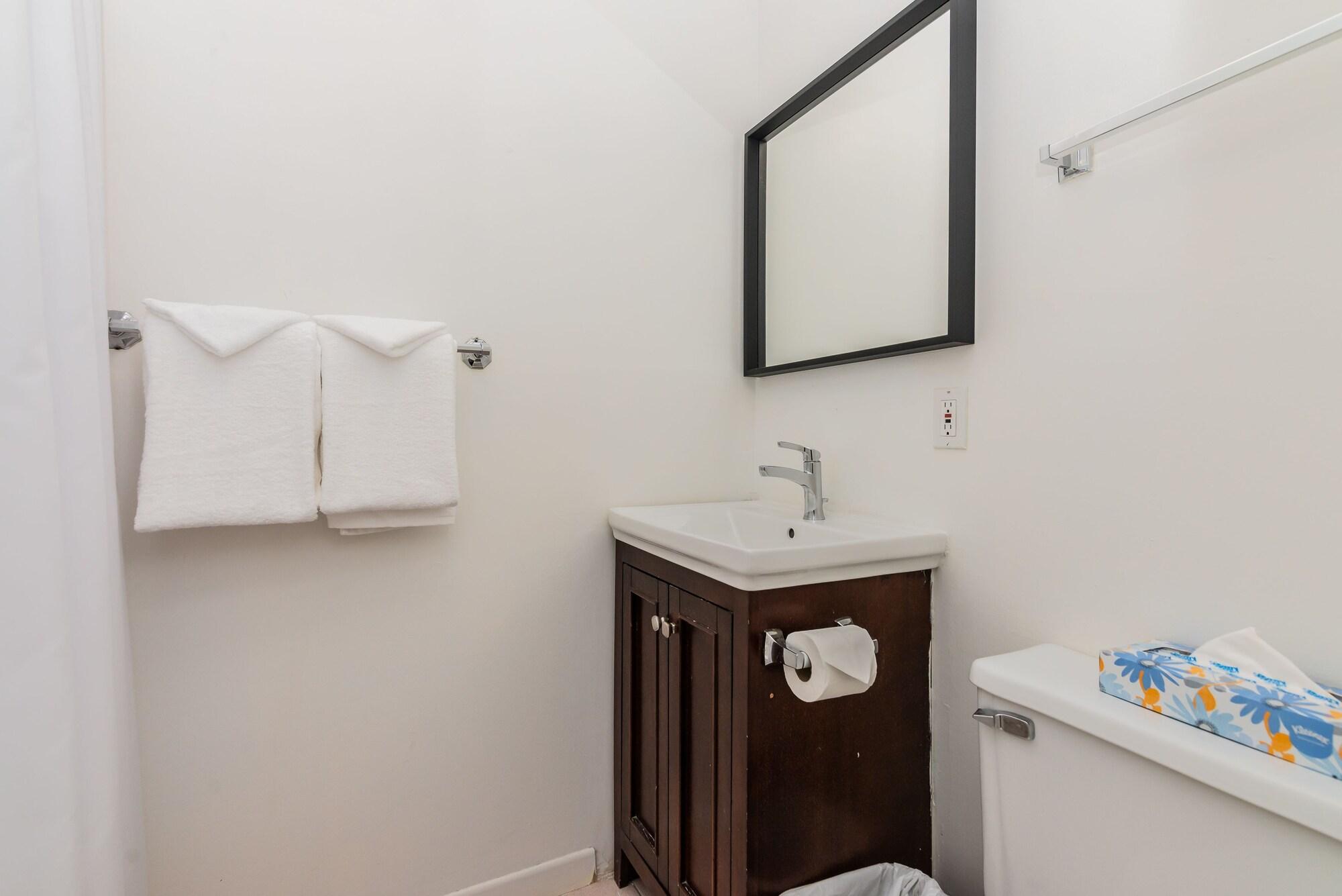 هتل Hotel Manoir des Remparts Quebec City