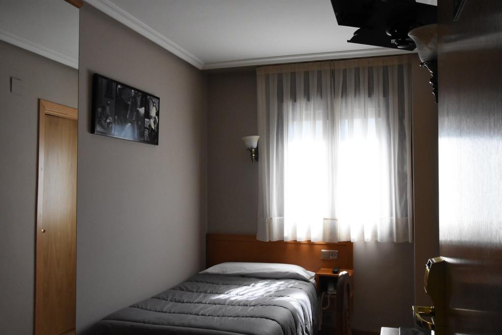 هتل Hotel Carbayon Oviedo