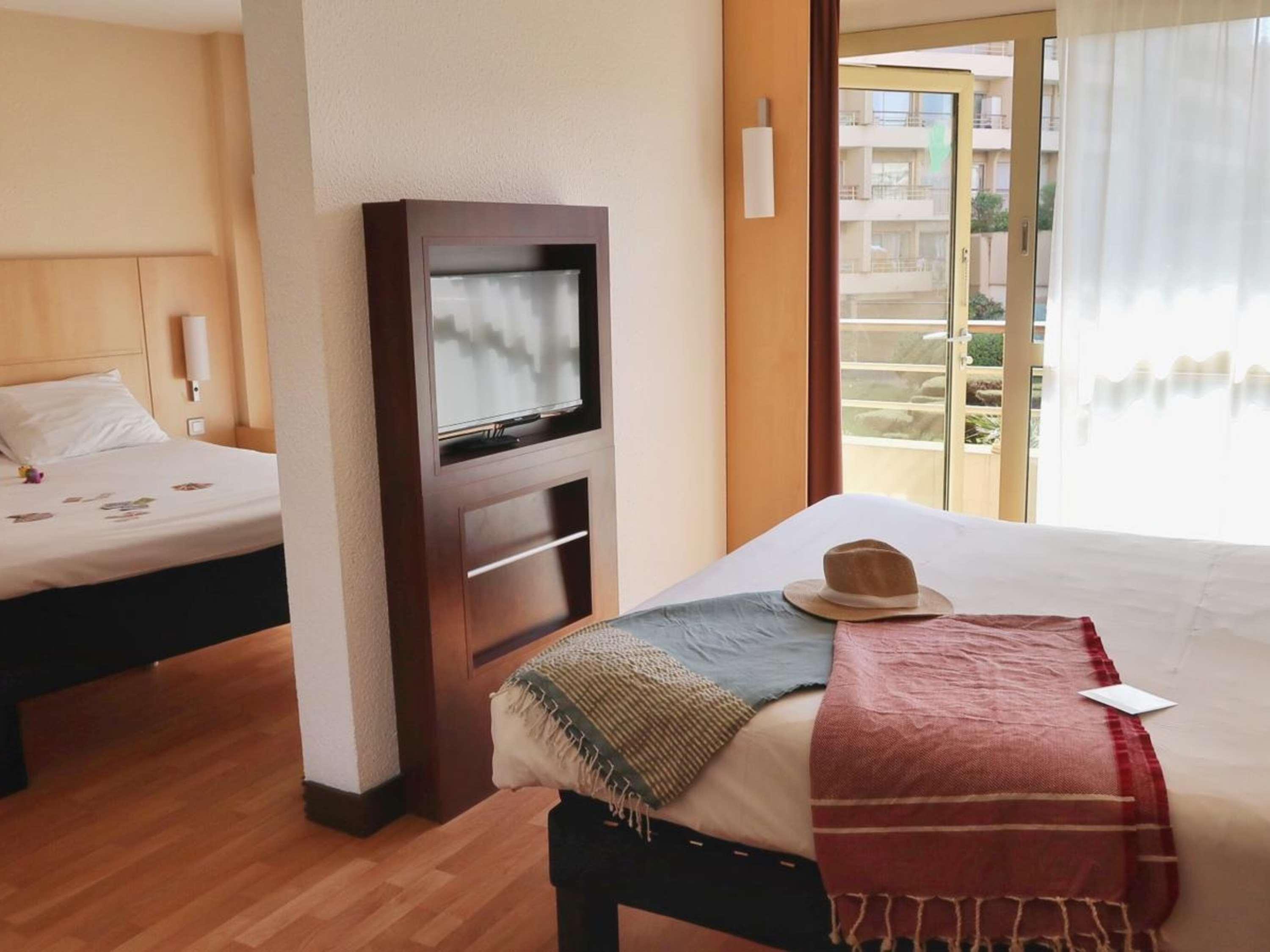 هتل Hôtel ibis Cannes Plage La Bocca کن