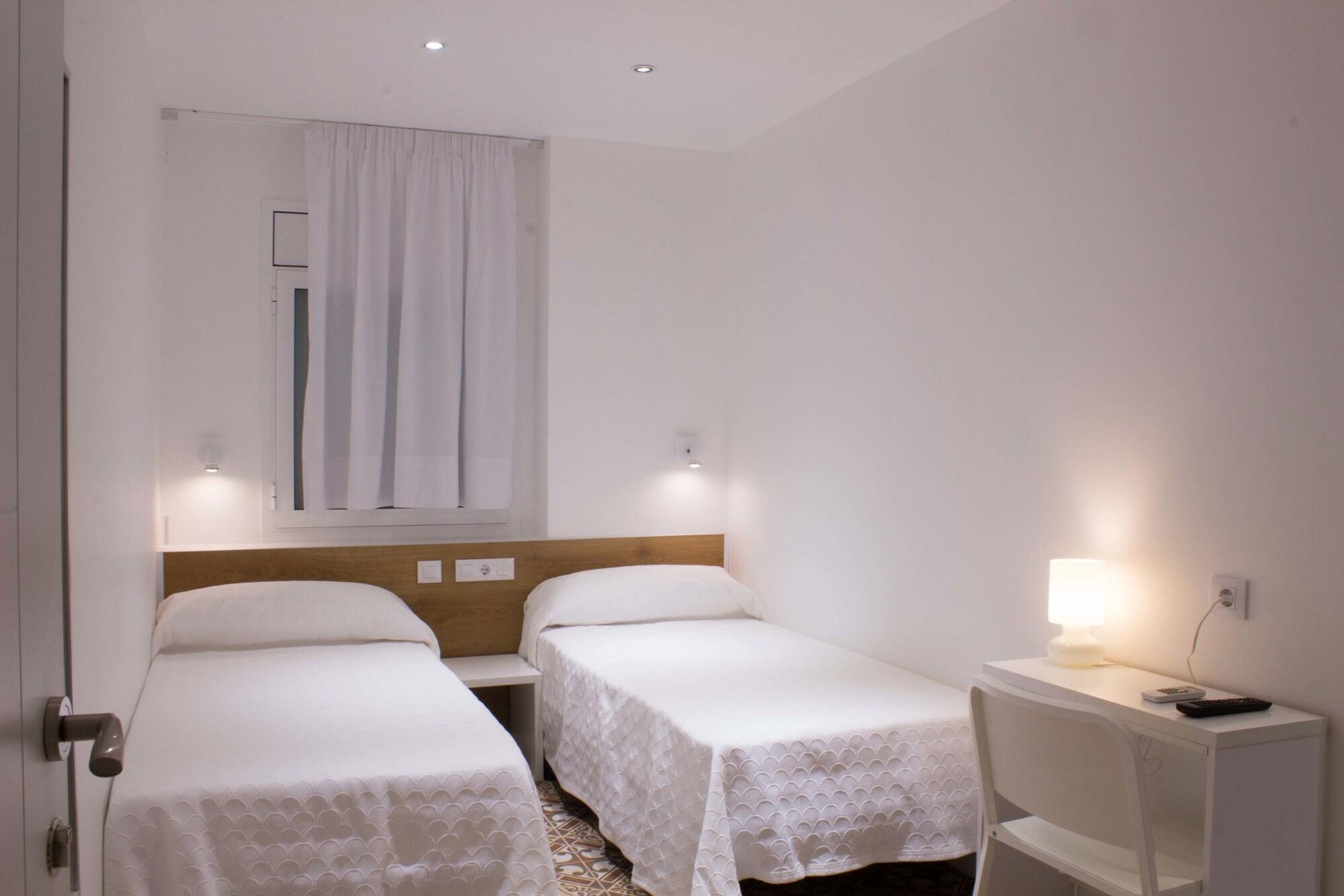 هتل Hostal Nova بارسلونا