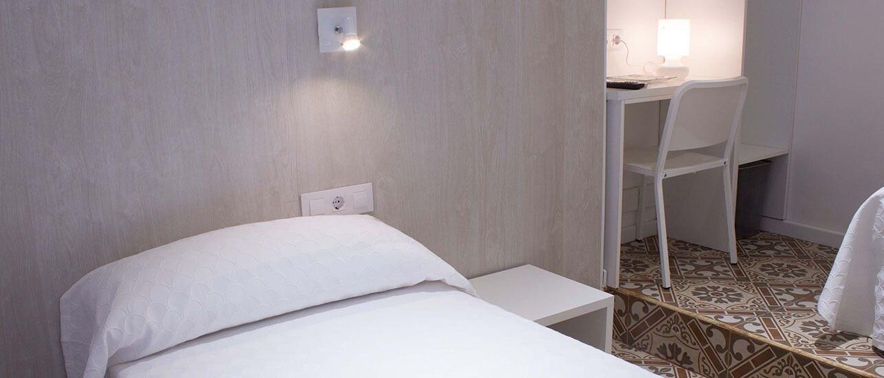 هتل Hostal Nova بارسلونا