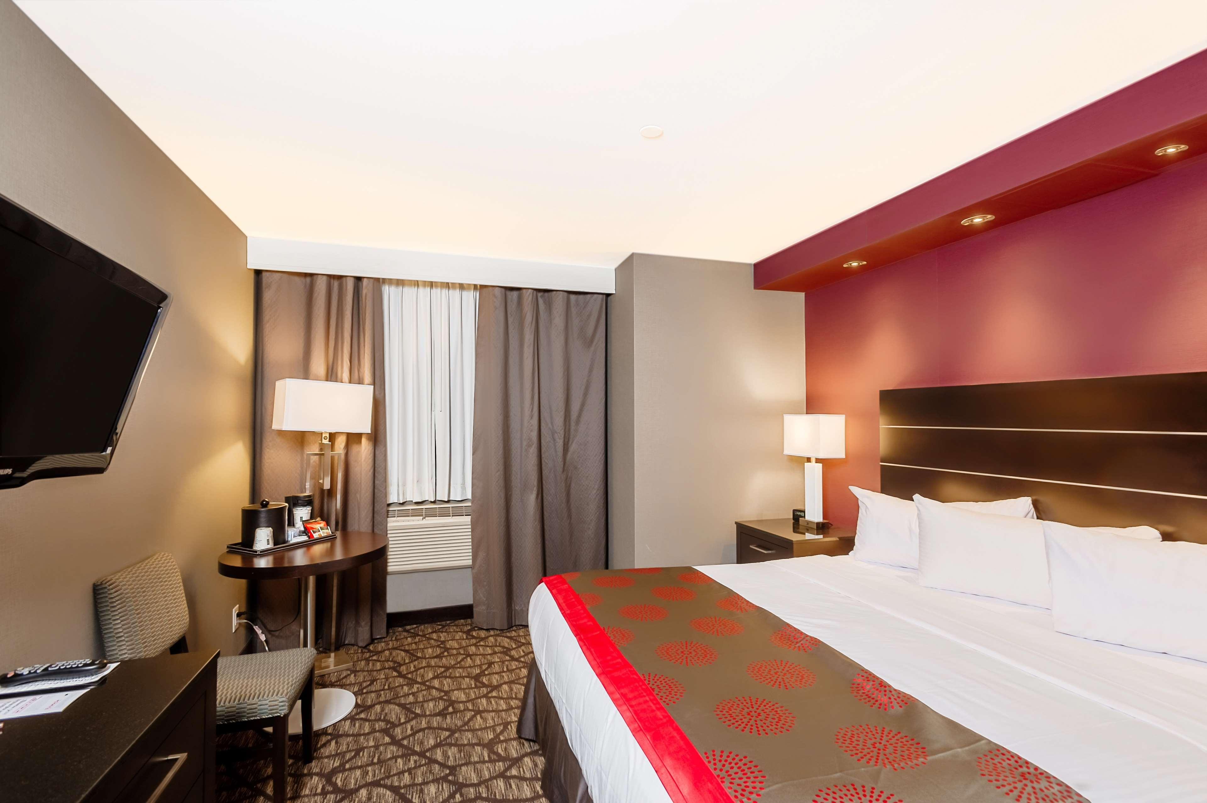 Hotel Ramada by Wyndham Niagara Falls by the River
