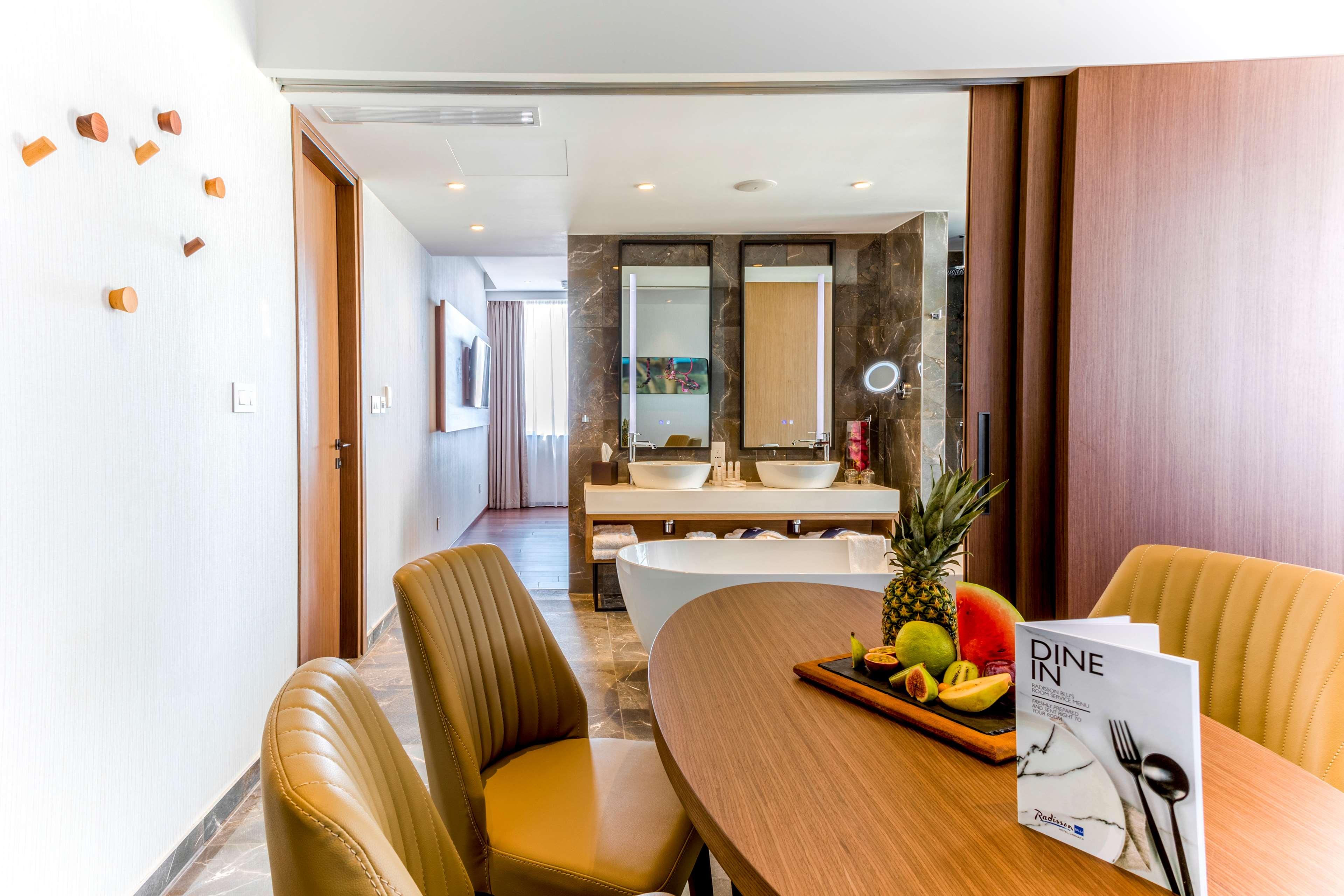 هتل Radisson Blu Hotel, Larnaca لارناکا