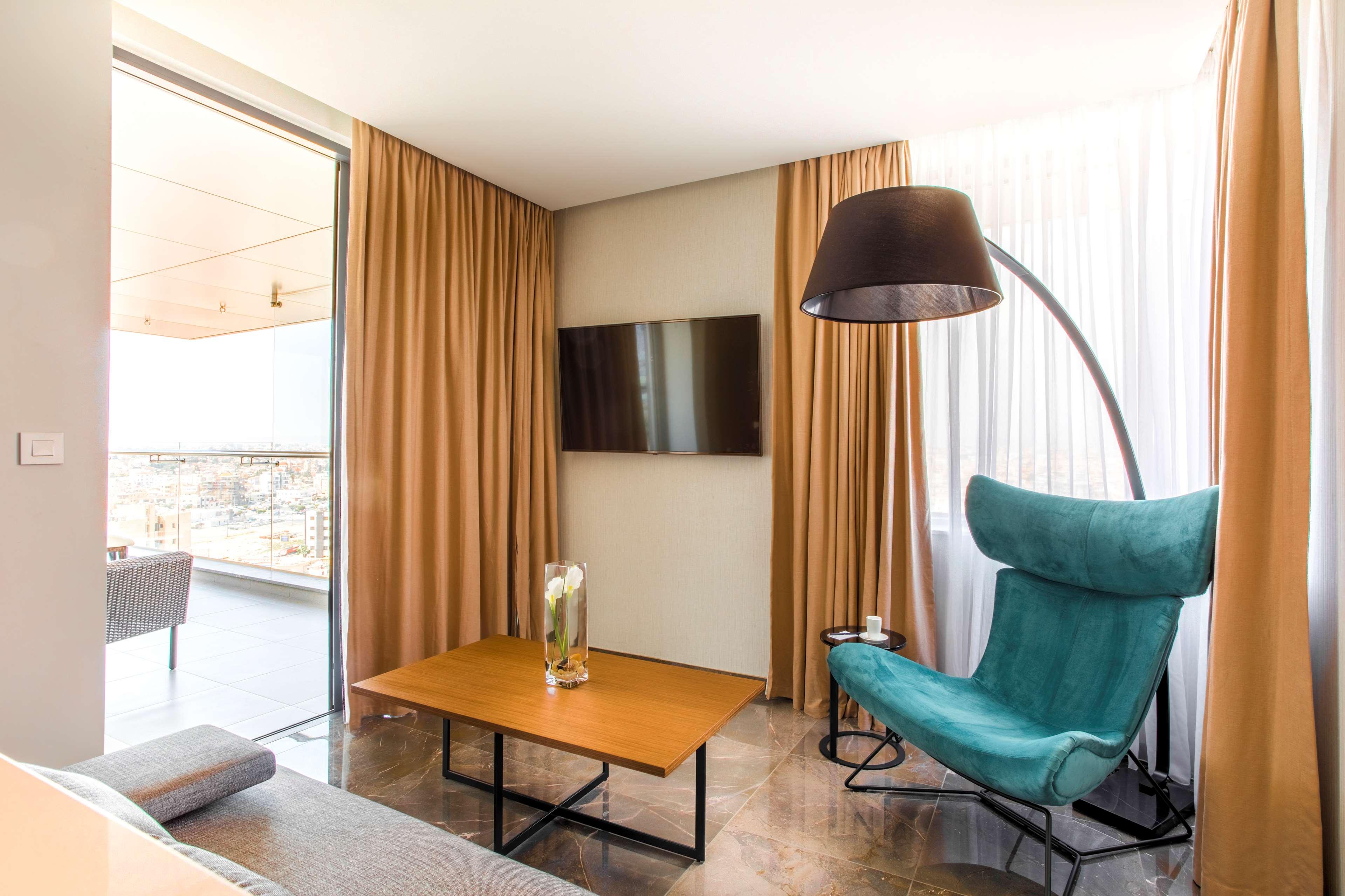 هتل Radisson Blu Hotel, Larnaca لارناکا
