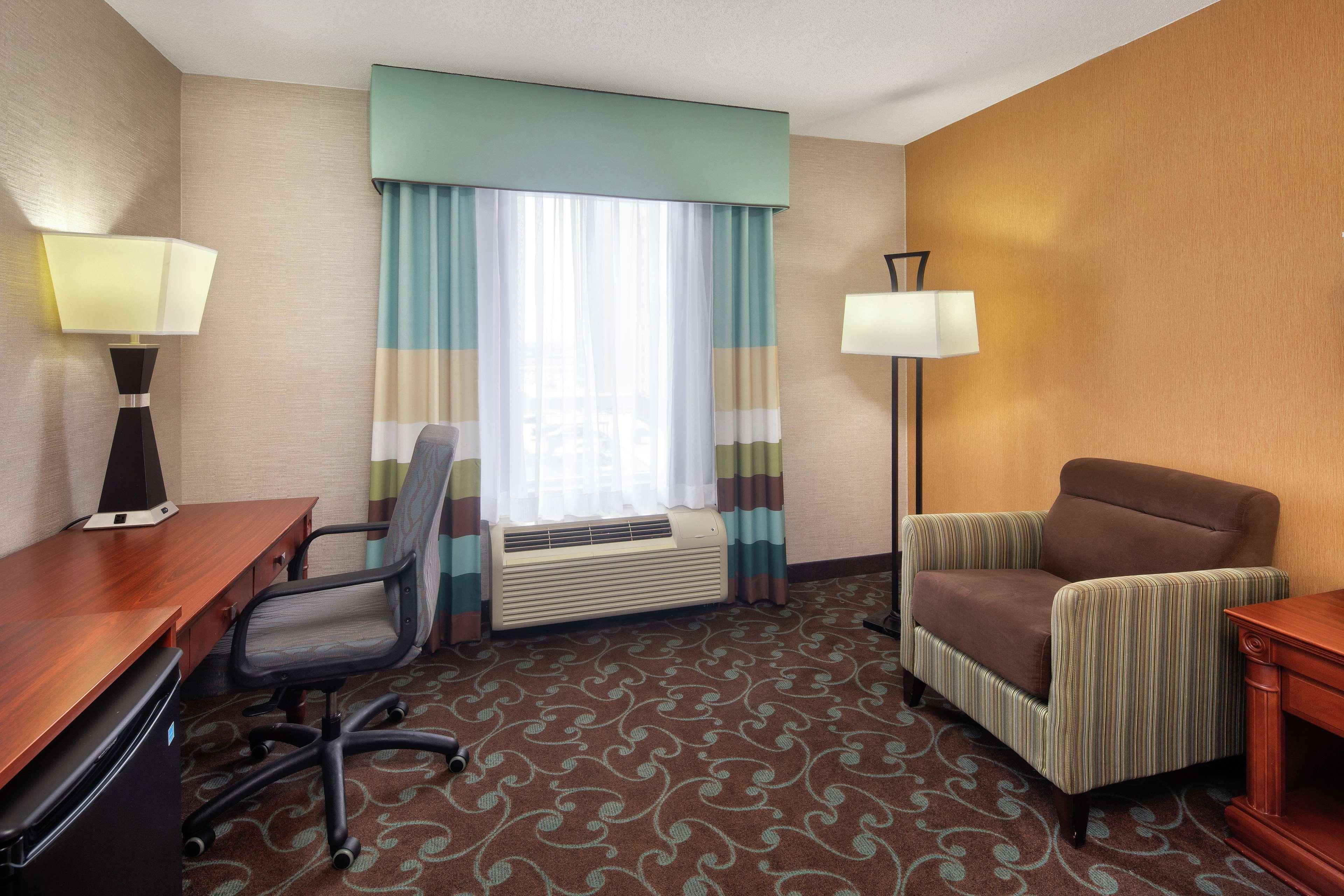 تصاویر Hotel Hampton Inn & Suites by Hilton Toronto Airport