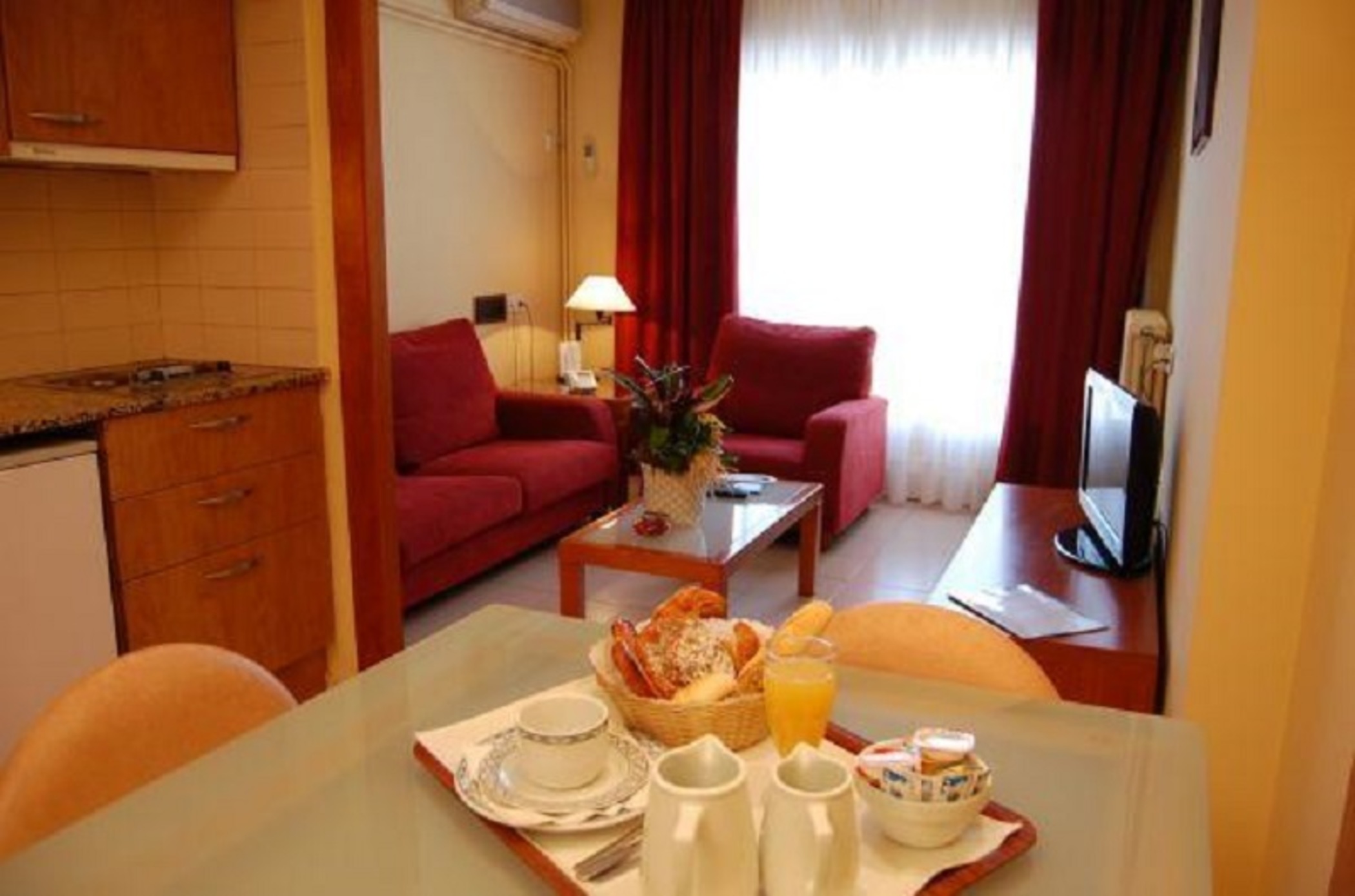 هتل Aparthotel Bertran بارسلونا