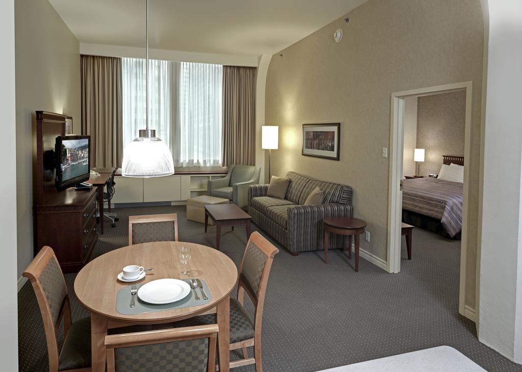 هتل Le Square Phillips Hôtel & Suites مونترال
