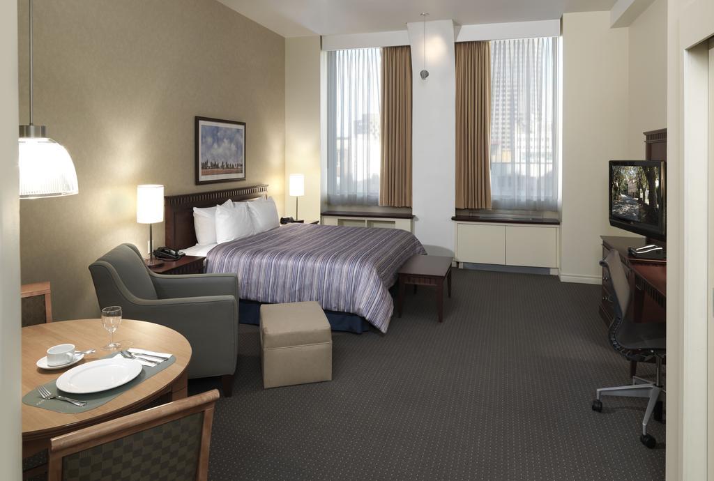 هتل Le Square Phillips Hôtel & Suites مونترال