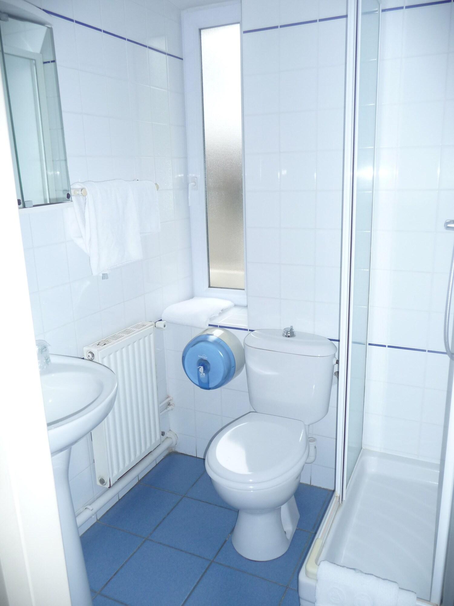 هتل Hotel Au Week End Cergy-Pontoise
