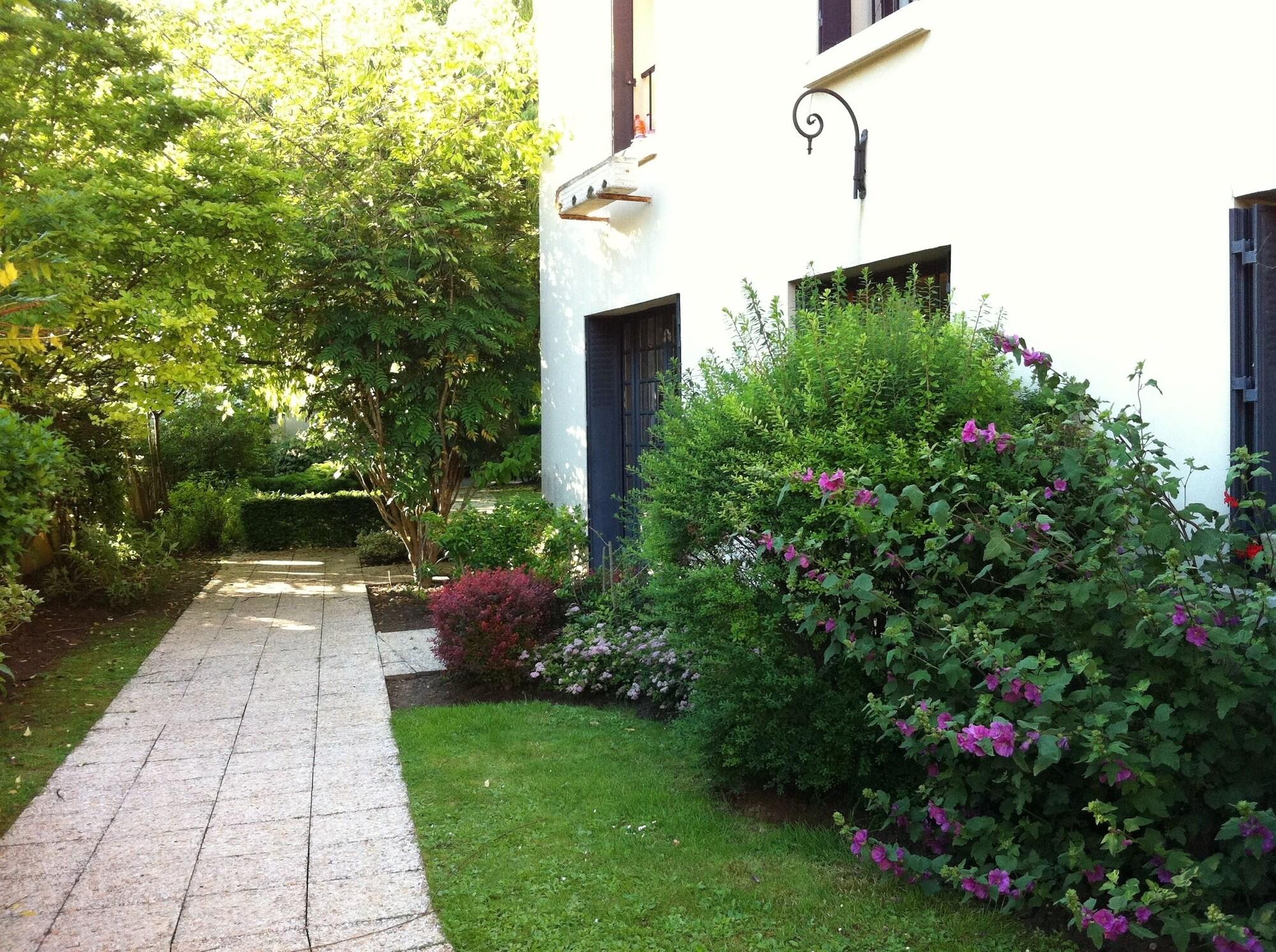 هتل Hotel Au Week End Cergy-Pontoise