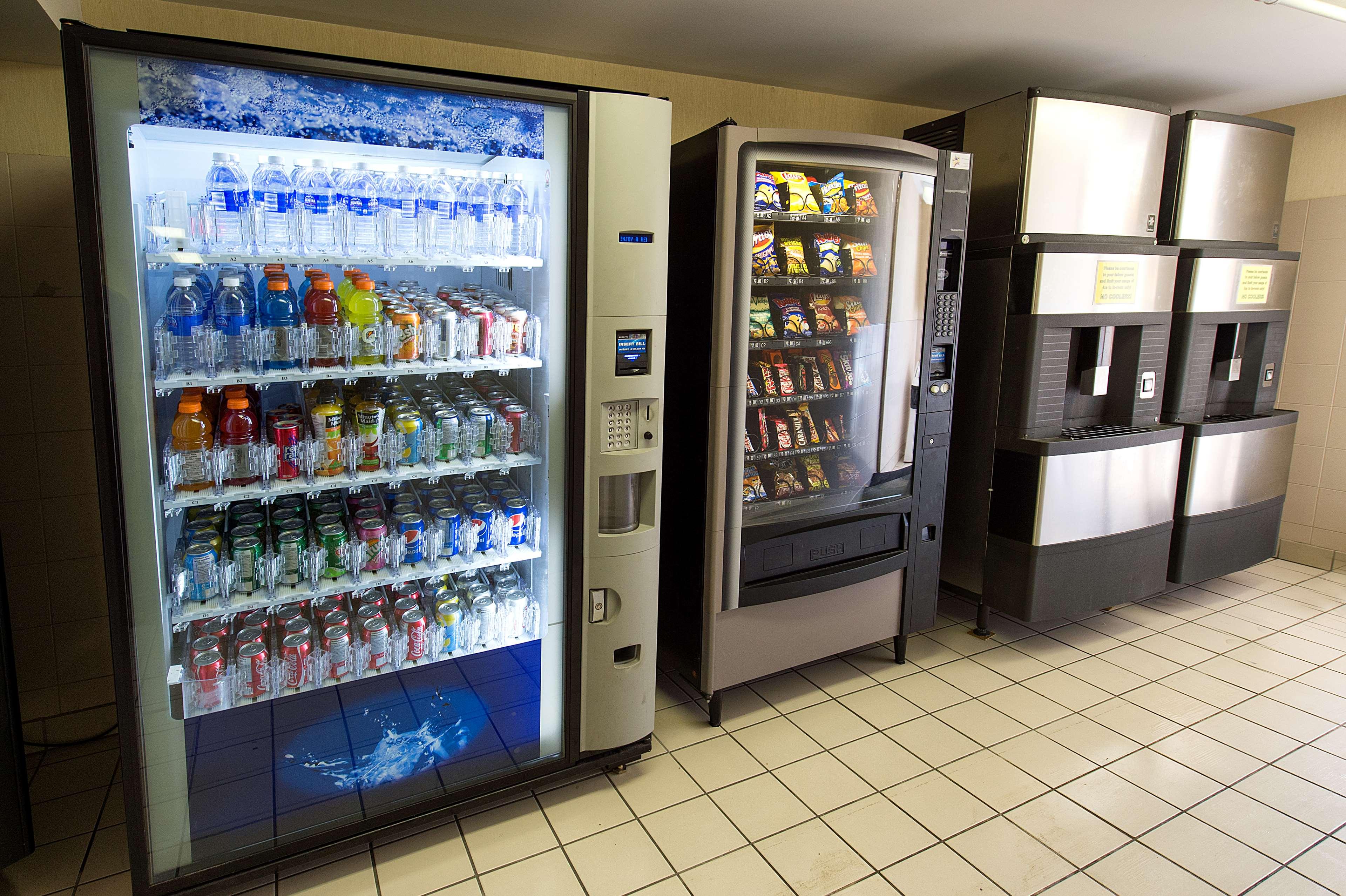 هتل Howard Johnson Plaza by Wyndham by the Falls / Niagara Falls آبشار نیاگارا