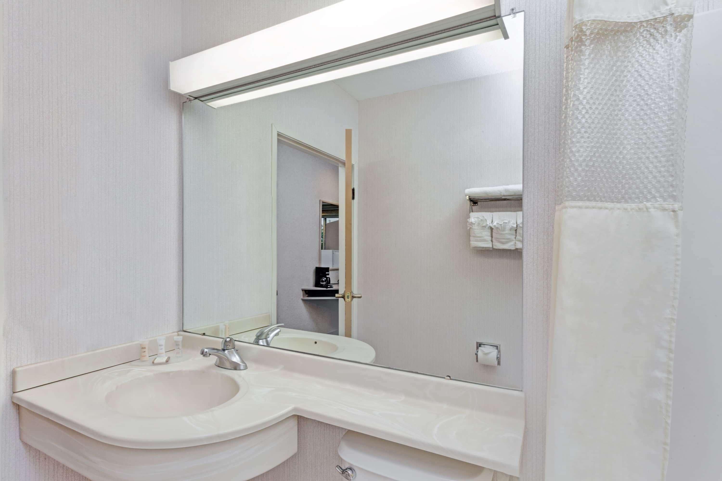 هتل Howard Johnson Inn & Suites Elk Grove Village O'Hare Elk Grove Village