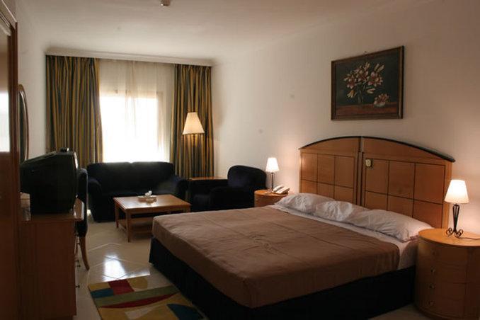 هتل Dolphin Hotel Apartments دبی