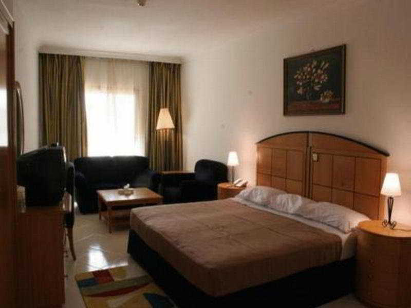 هتل Dolphin Hotel Apartments دبی