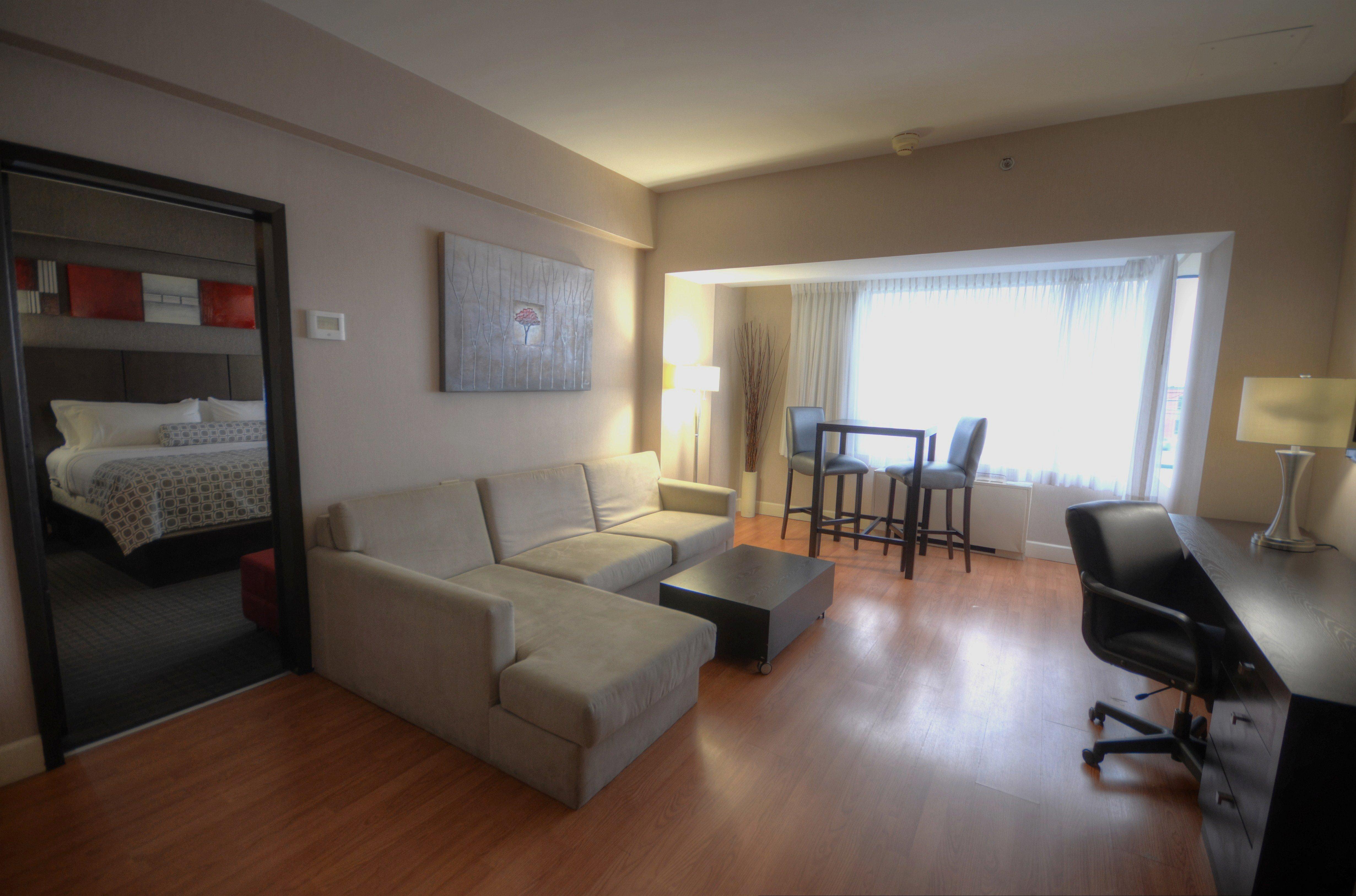 هتل Crowne Plaza Montreal Airport مونترال