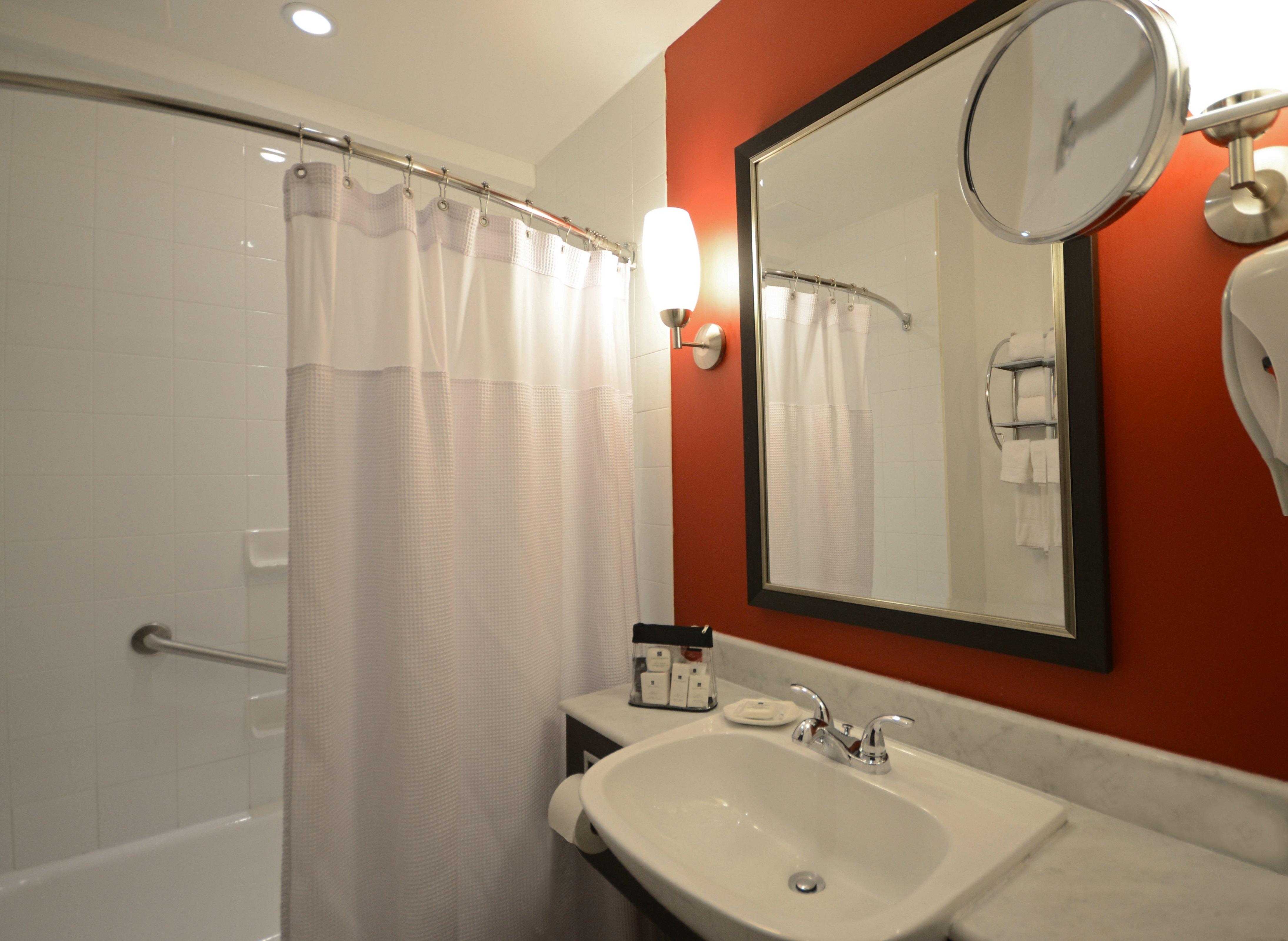 هتل Crowne Plaza Montreal Airport مونترال