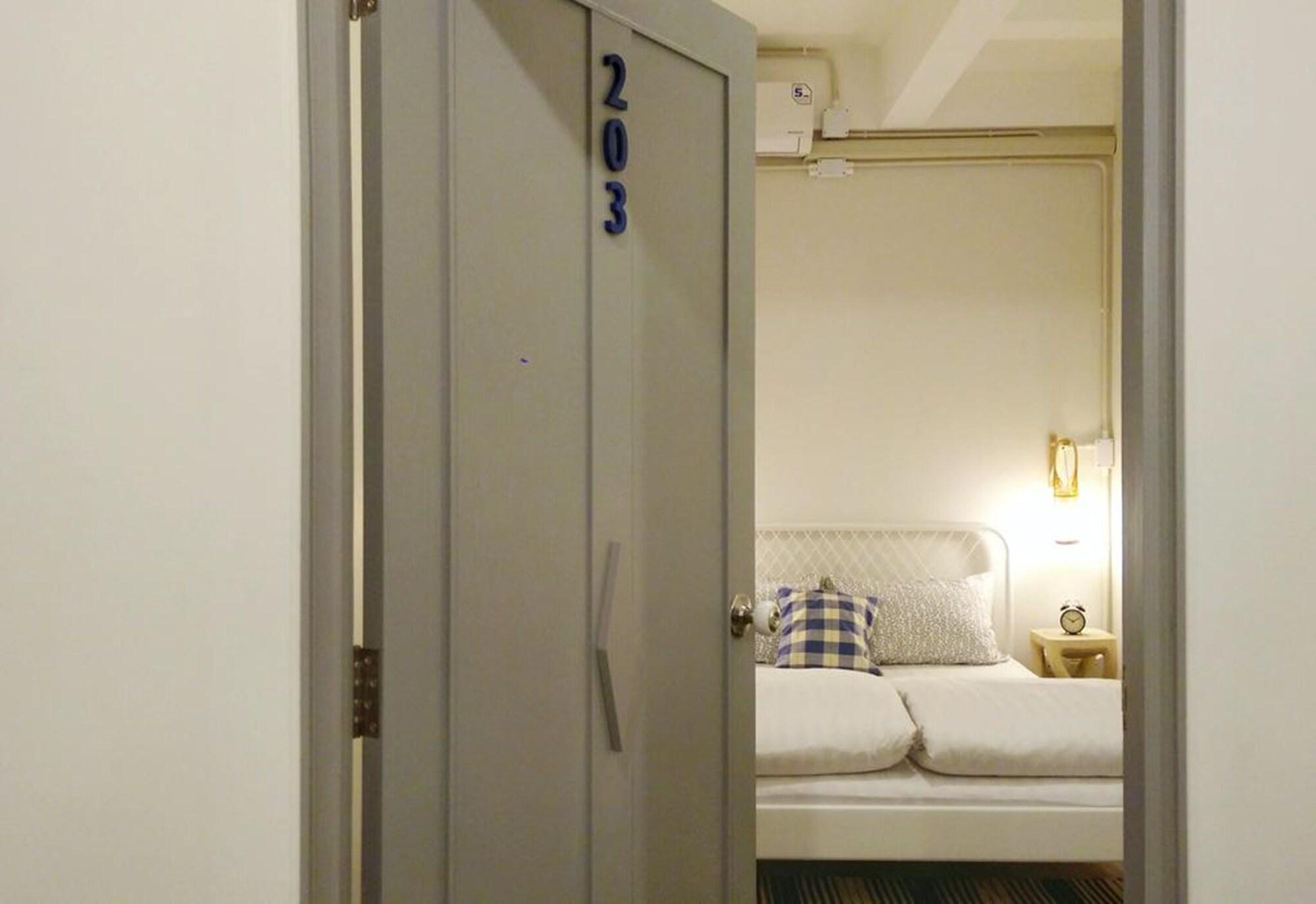 هتل Fun Cafe and Hostel بانگکوک