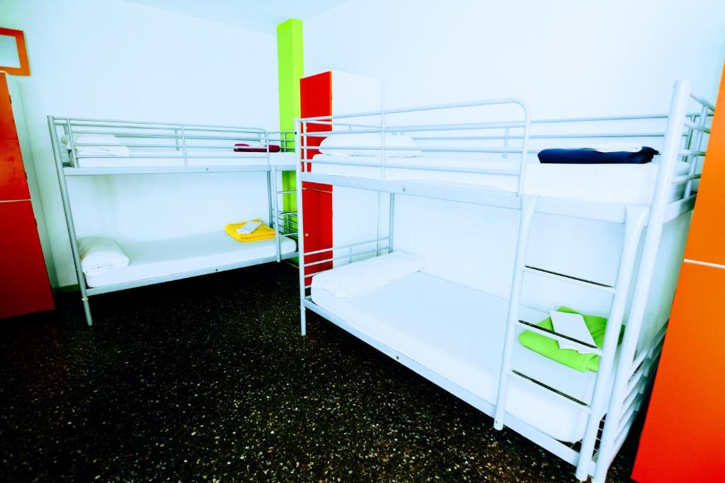 هتل Yellow Nest Hostel Barcelona بارسلونا