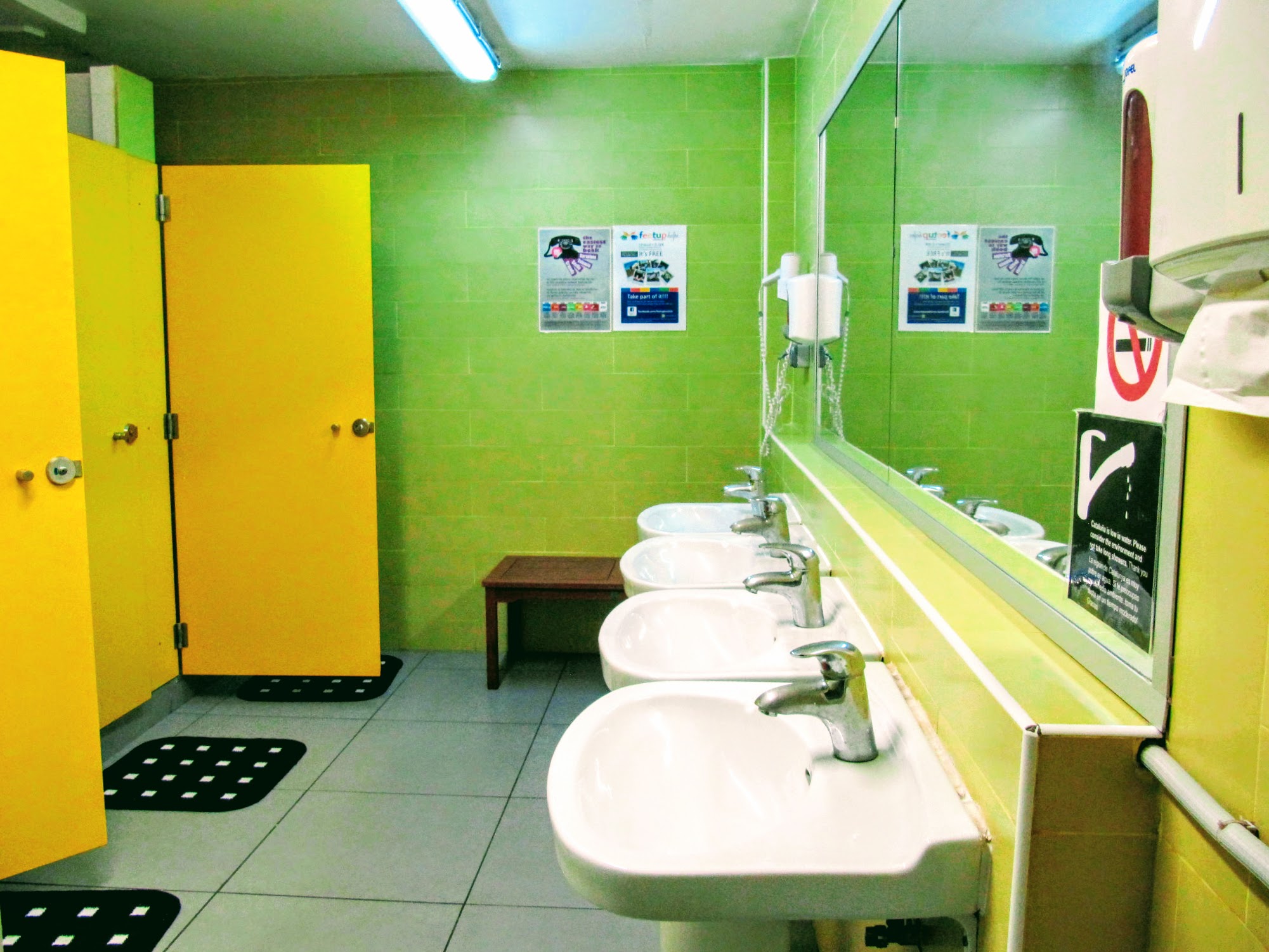 هتل Yellow Nest Hostel Barcelona بارسلونا