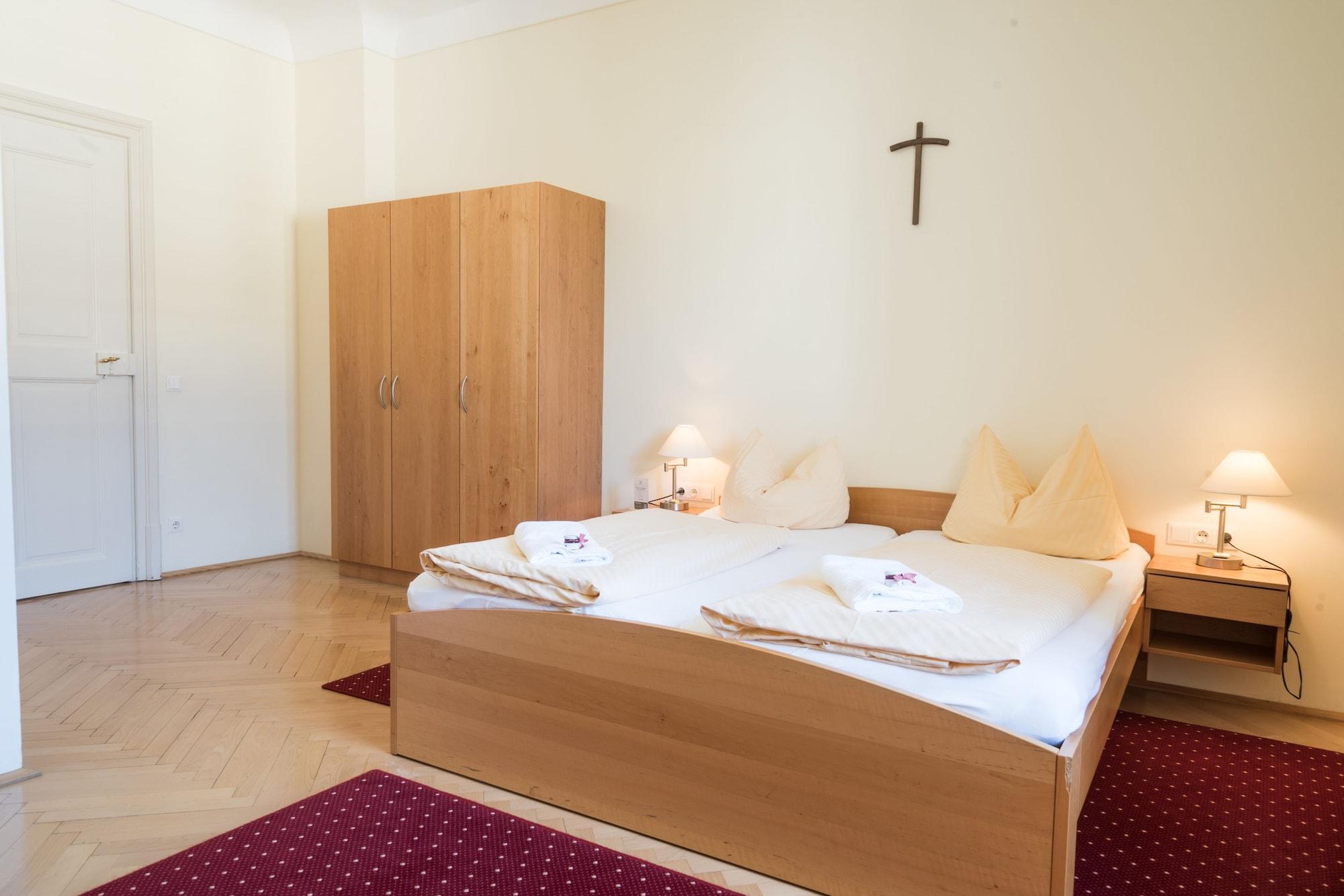 هتل Gästehaus im Priesterseminar Salzburg Salzburg