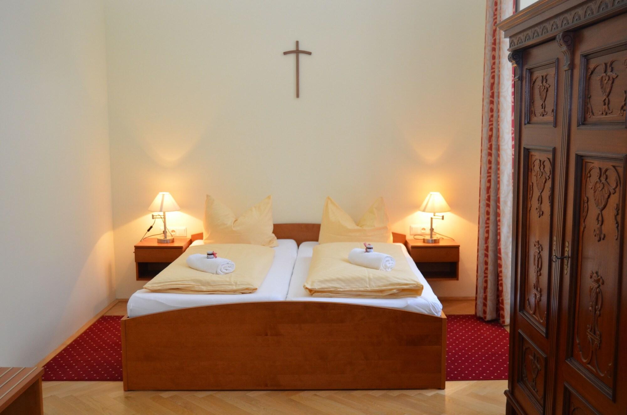 هتل Gästehaus im Priesterseminar Salzburg Salzburg