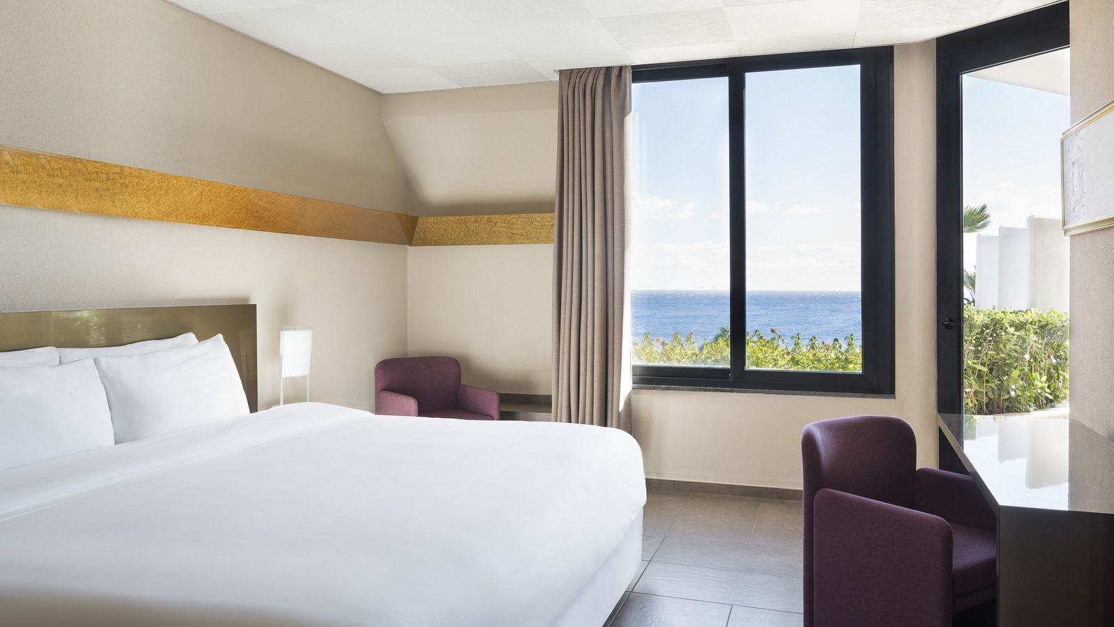 هتل Four Points by Sheraton Catania Hotel & Conference Center کاتانیا