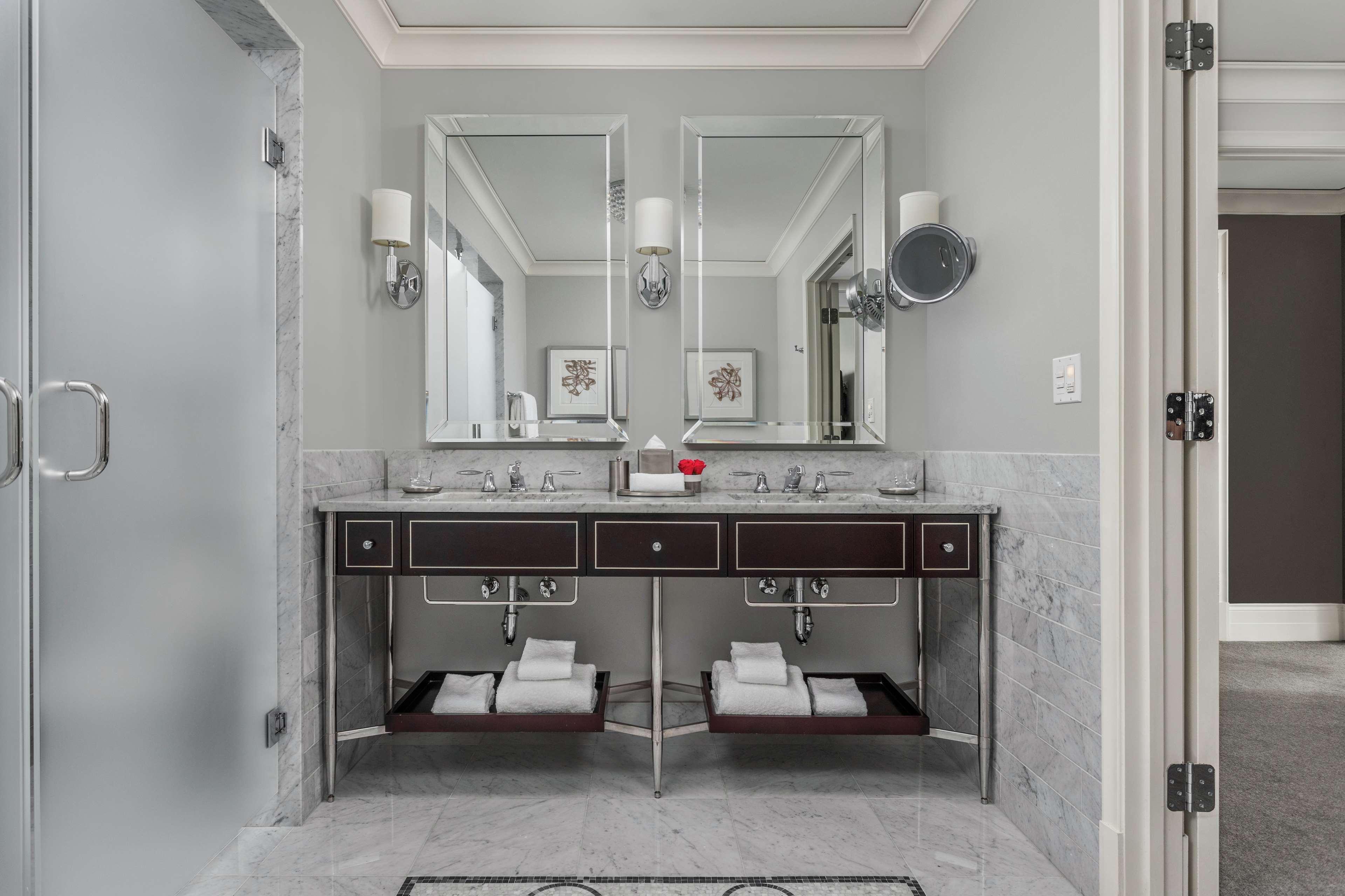 هتل Waldorf Astoria Chicago شیکاگو