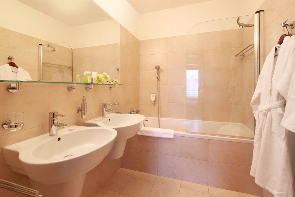 Alibaba https://cdn.alibaba.ir/ostorage/hotel/images/E5CA43F9/AD27B847E14E8E71BE23DF650648F5DE.jpg