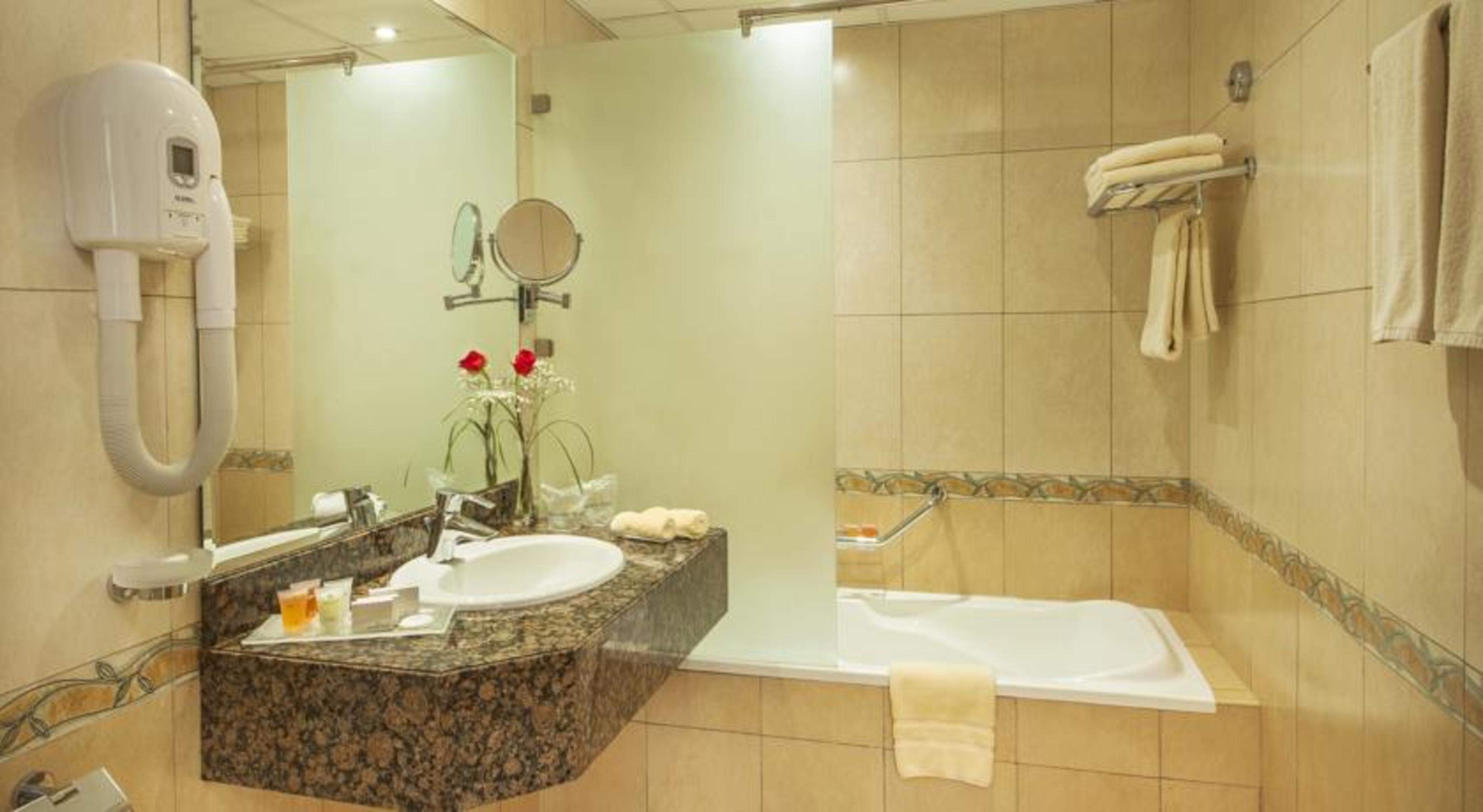 هتل Golden Tulip Sharjah شارجه