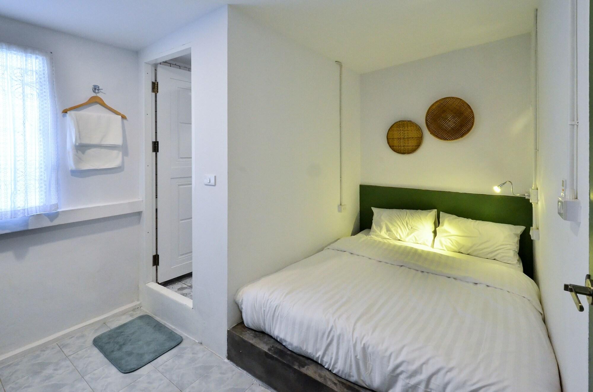 هتل Baan Baan Hostel پوکت