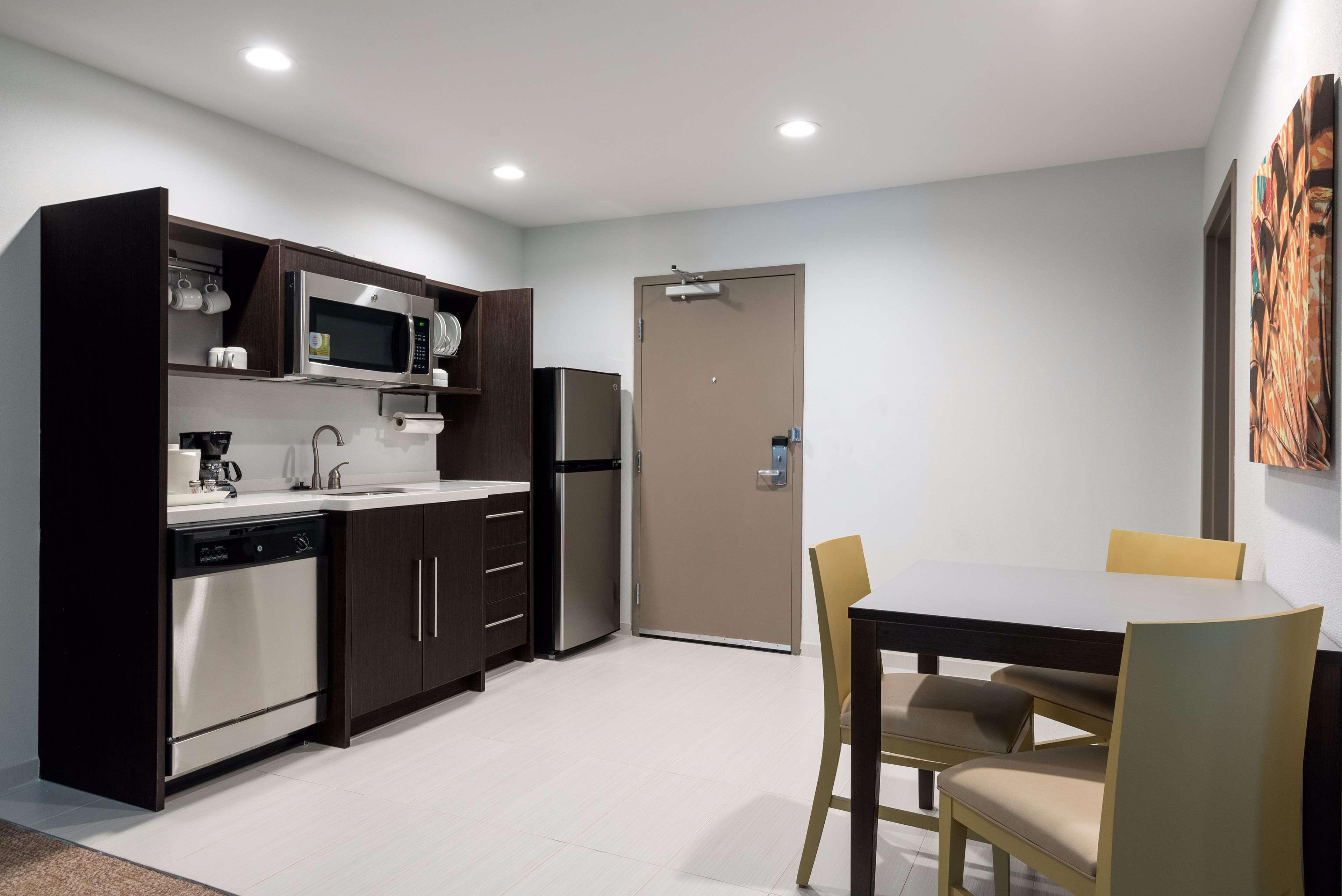 هتل Home2 Suites by Hilton Charlotte University Research Park شارلوت