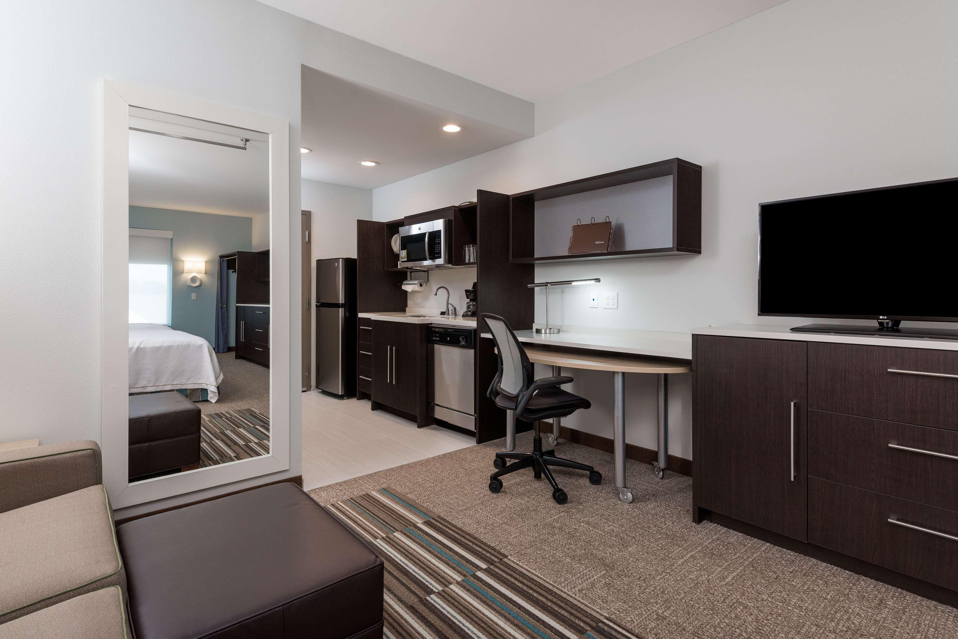 هتل Home2 Suites by Hilton Charlotte University Research Park شارلوت