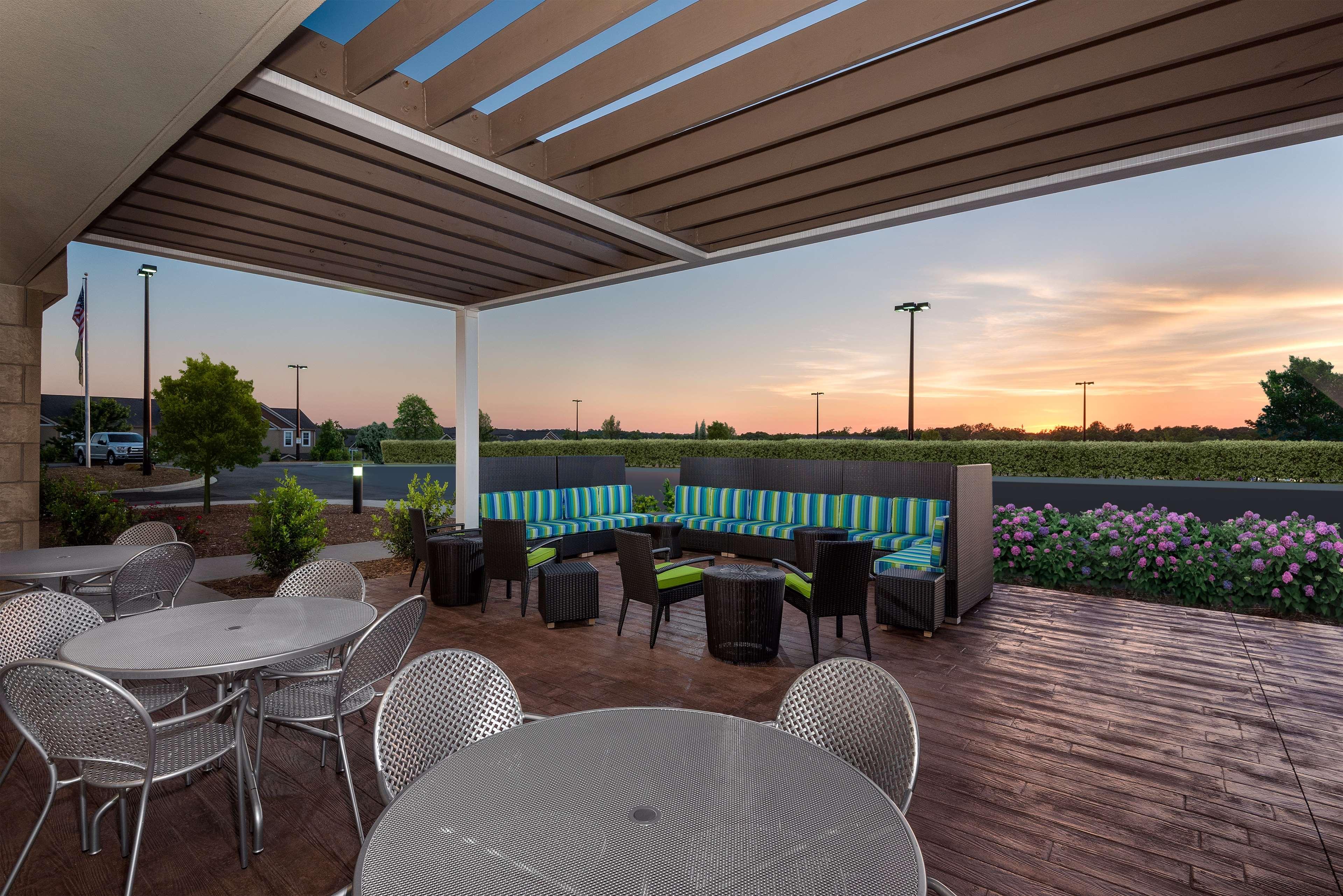 هتل Home2 Suites by Hilton Charlotte University Research Park شارلوت