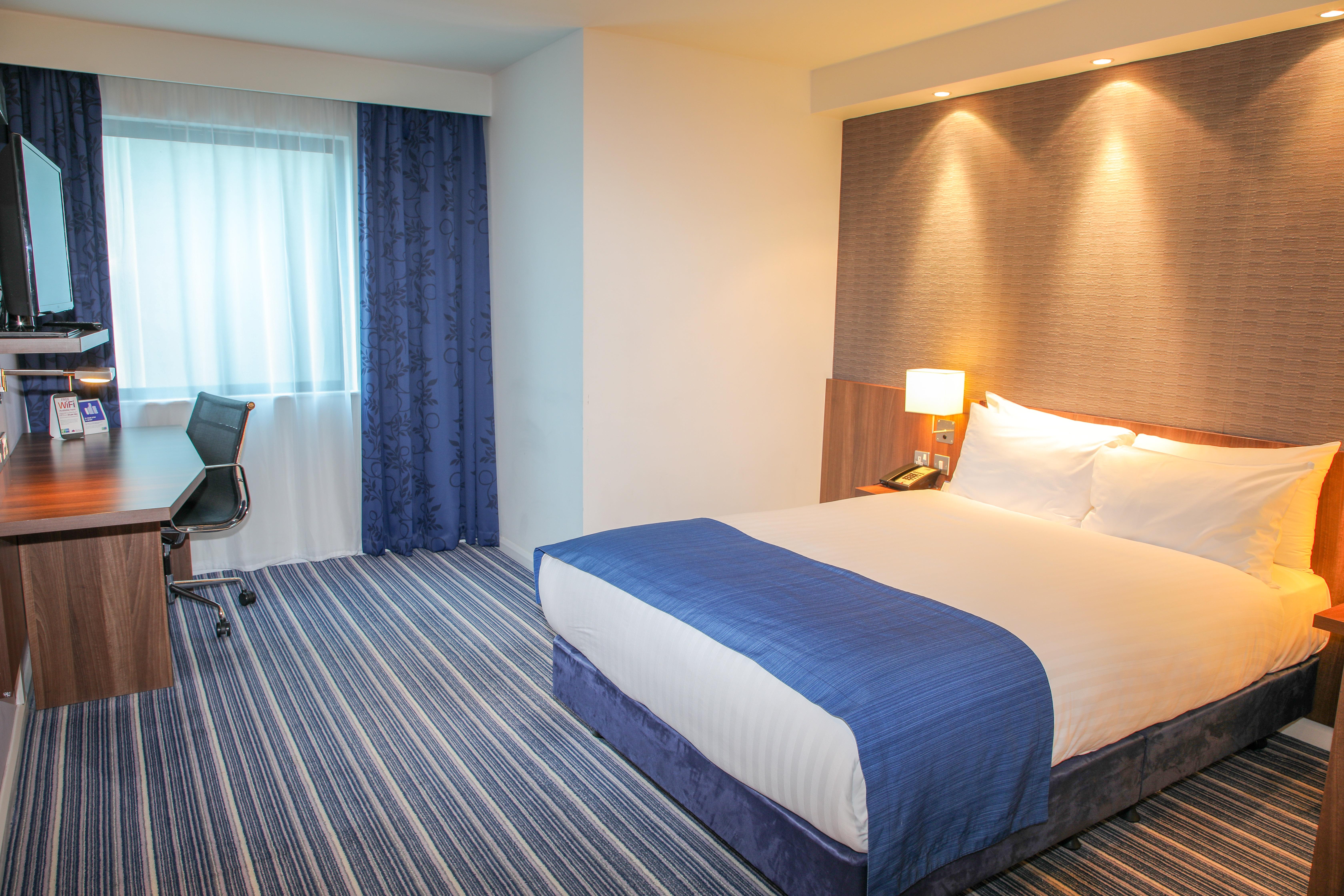 هتل Holiday Inn Express London Heathrow T5 Slough