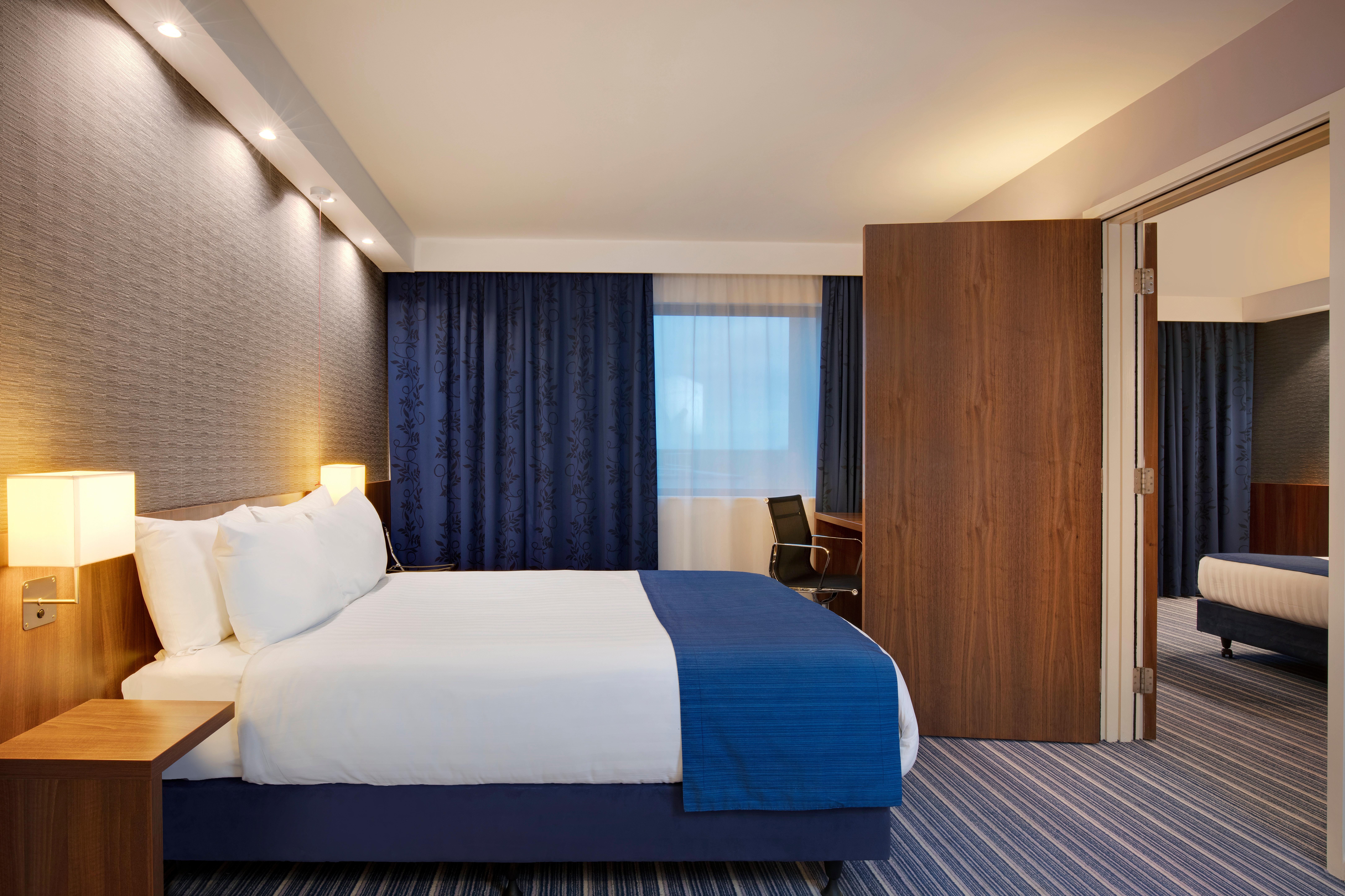 هتل Holiday Inn Express London Heathrow T5 Slough