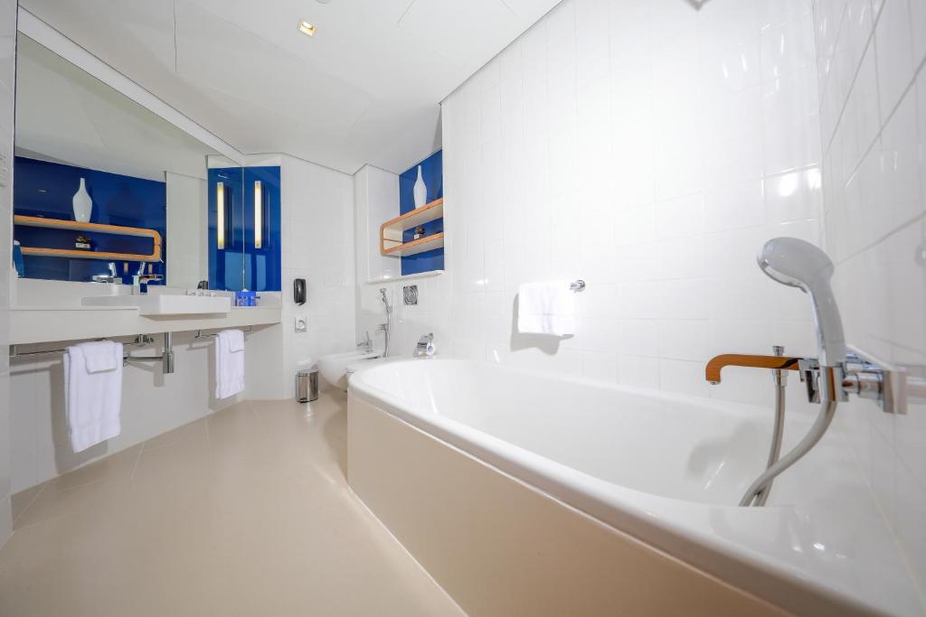 هتل Park Inn by Radisson Abu Dhabi Yas Island ابوظبی