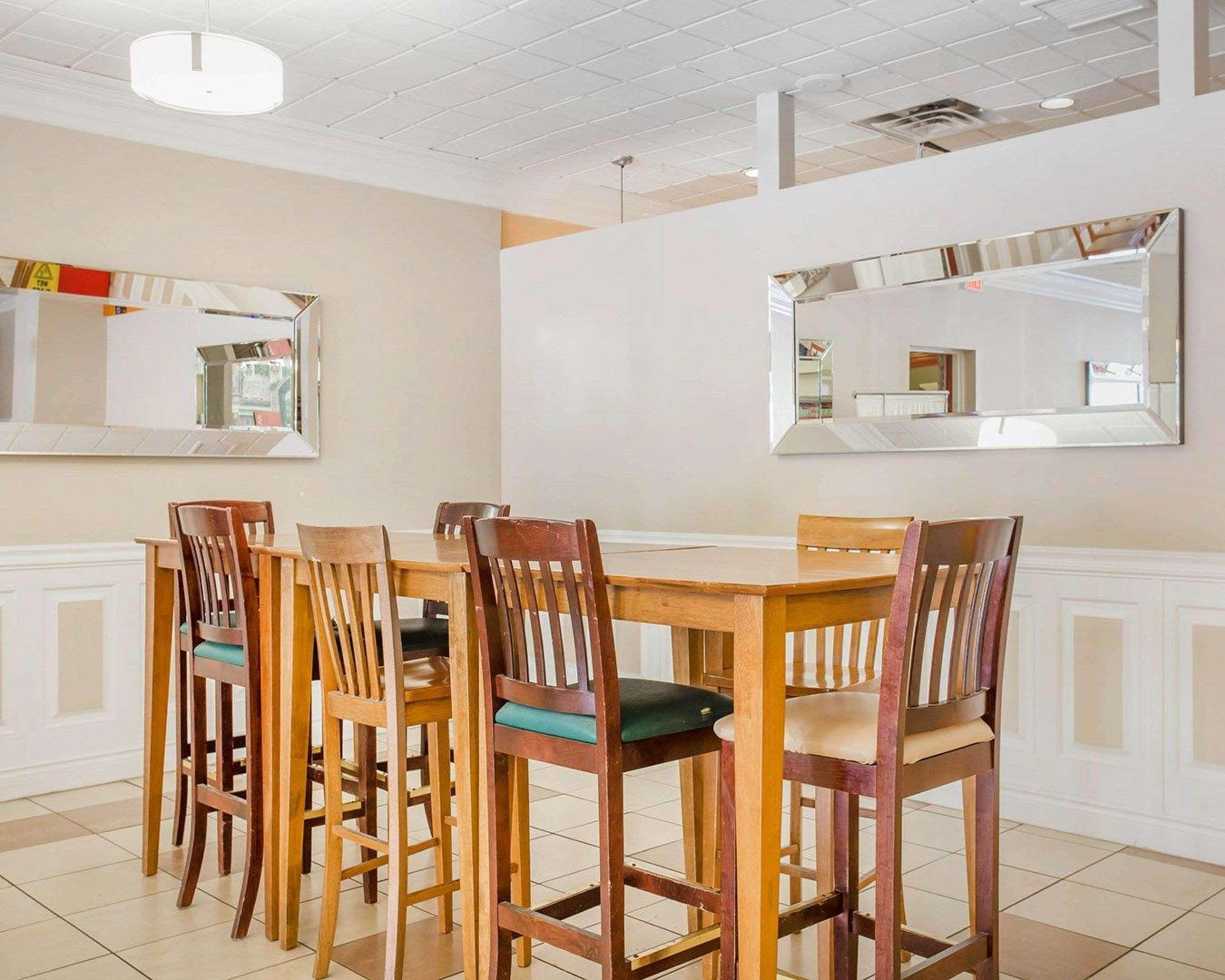 هتل Comfort Inn Toronto Airport Mississauga