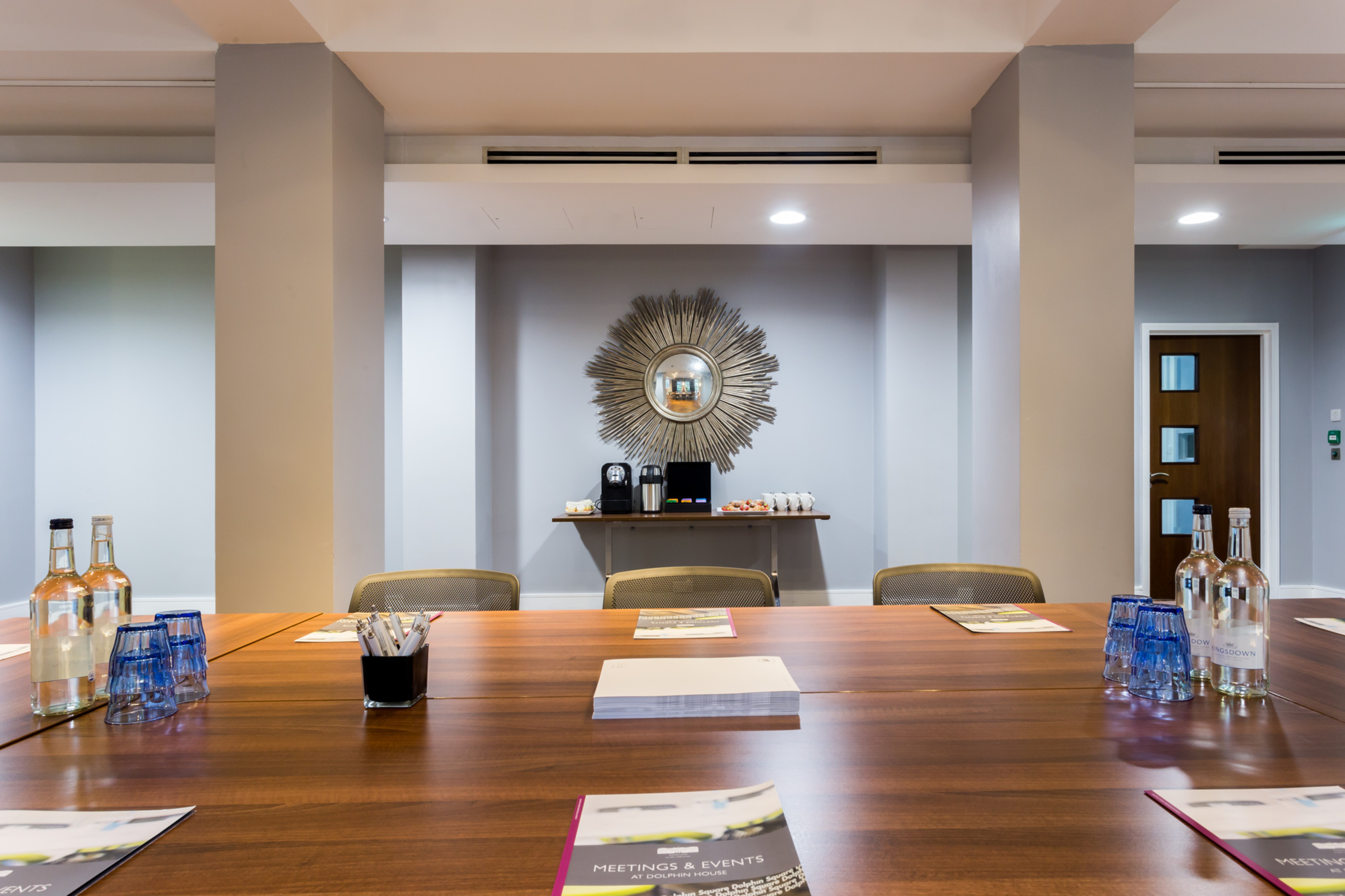 هتل Dolphin House Serviced Apartments لندن