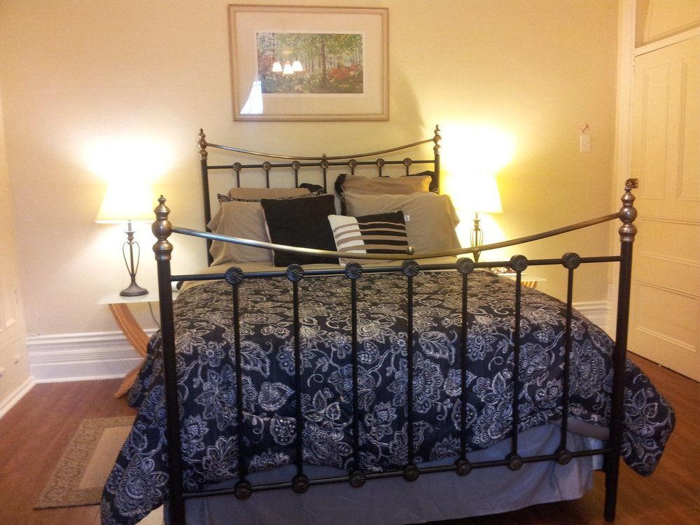 هتل Gingerbread Manor مونترال