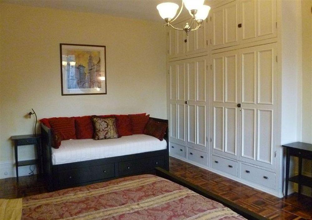 هتل Gingerbread Manor مونترال