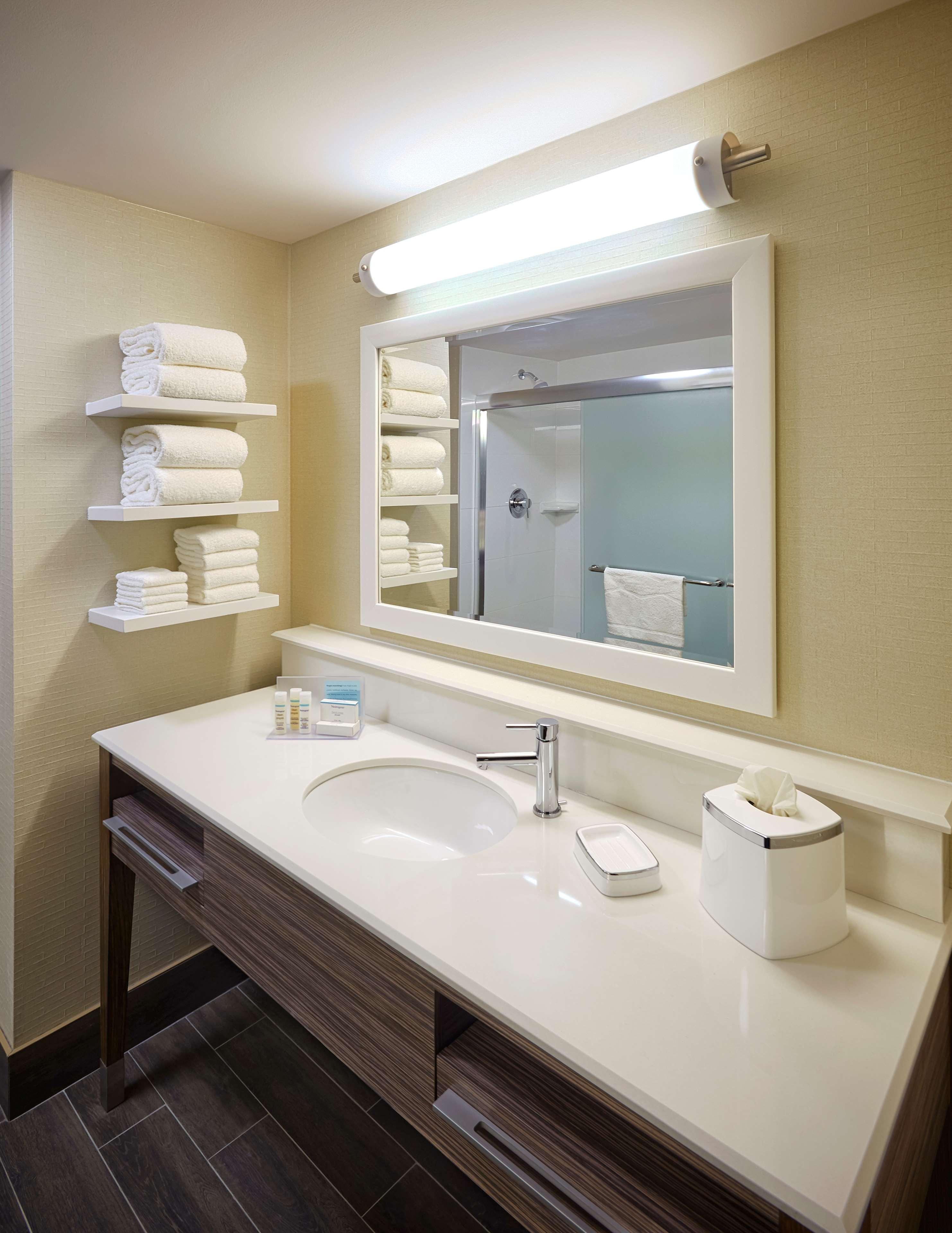 هتل Hampton Inn by Hilton Timmins Timmins