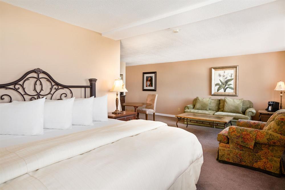 هتل The Senator Hotel & Conference Centre Timmins
